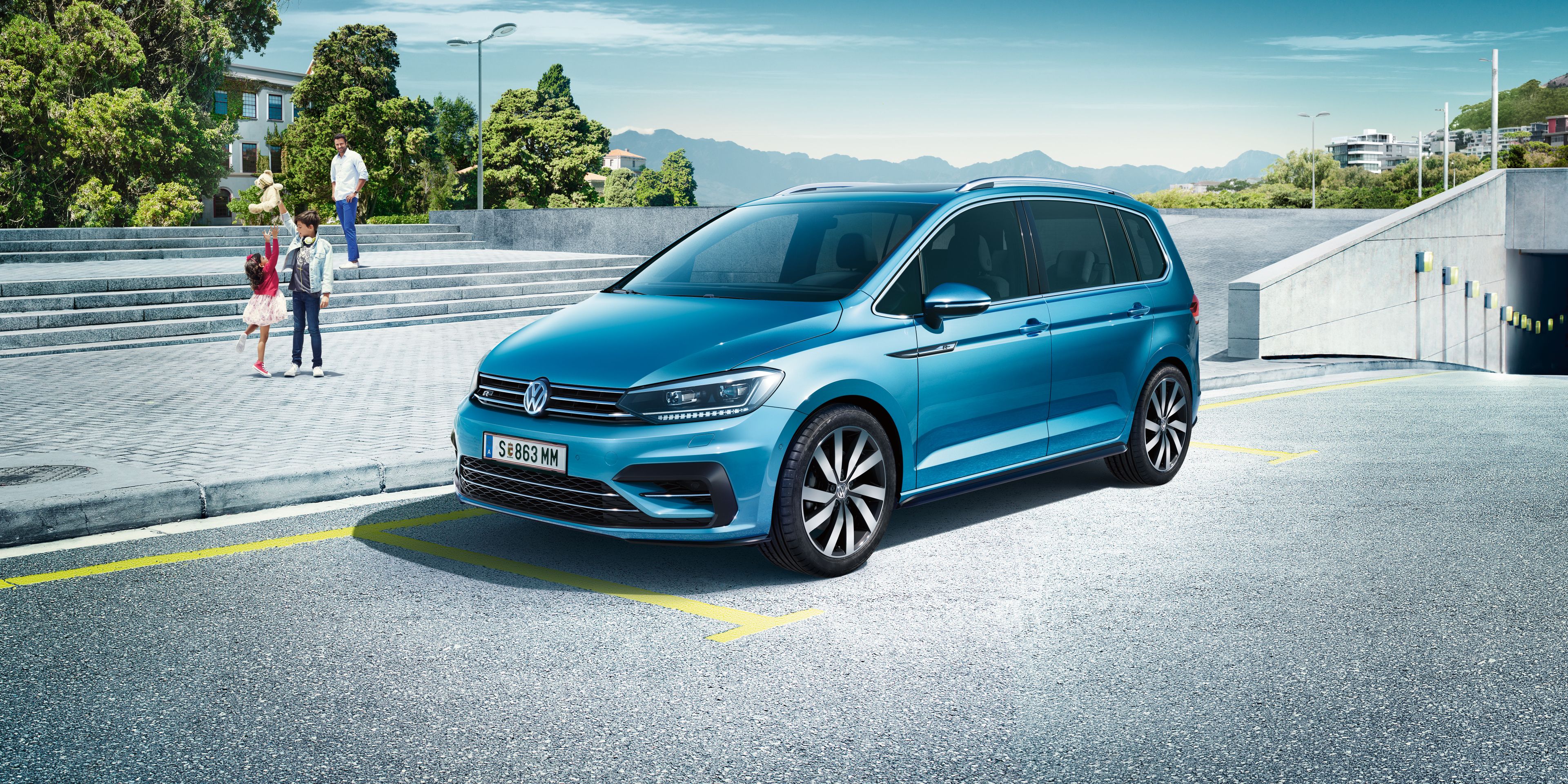 vw touran blau familienauto seitenansicht
