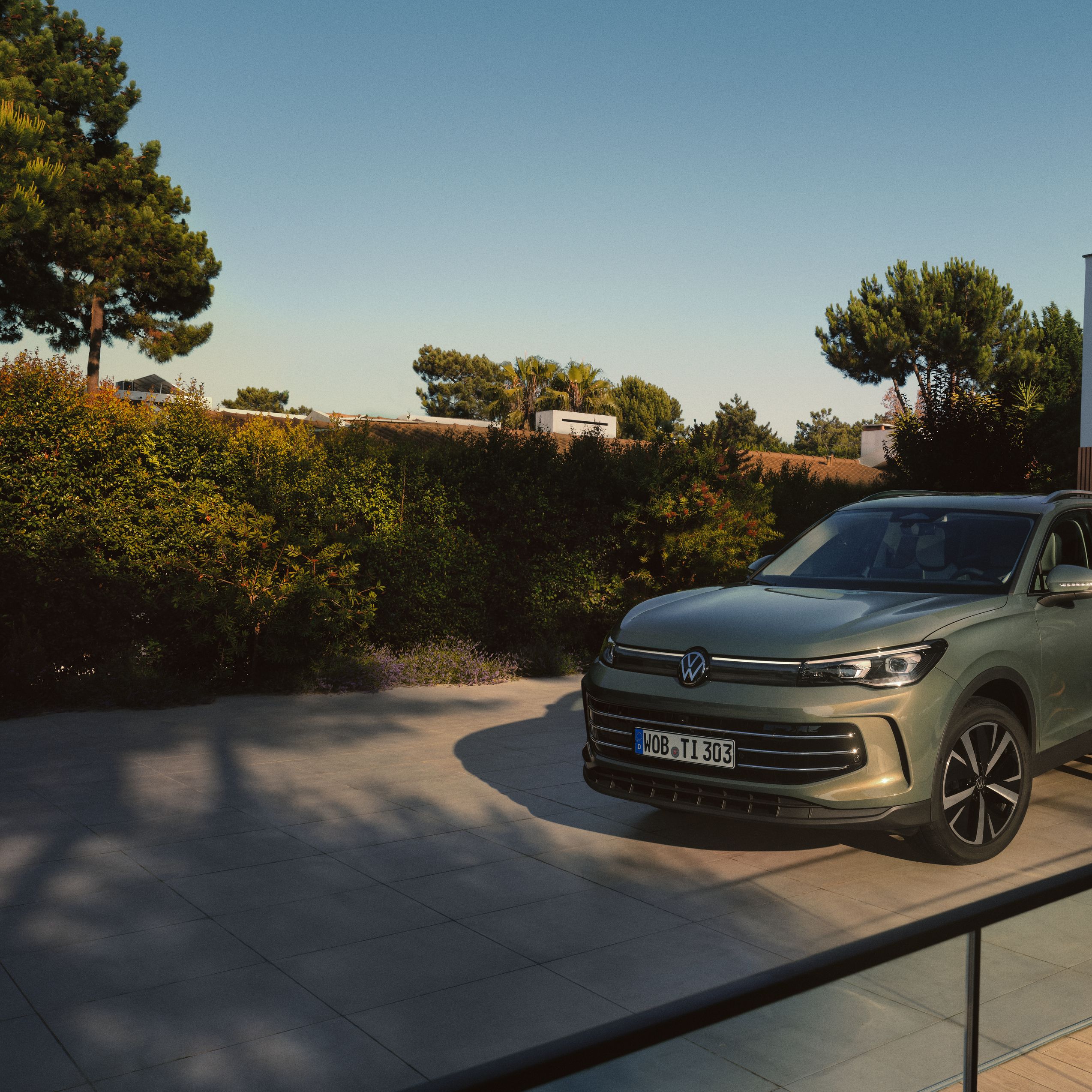 Volkswagen Tiguan mellett egy pár árnyékos teraszon