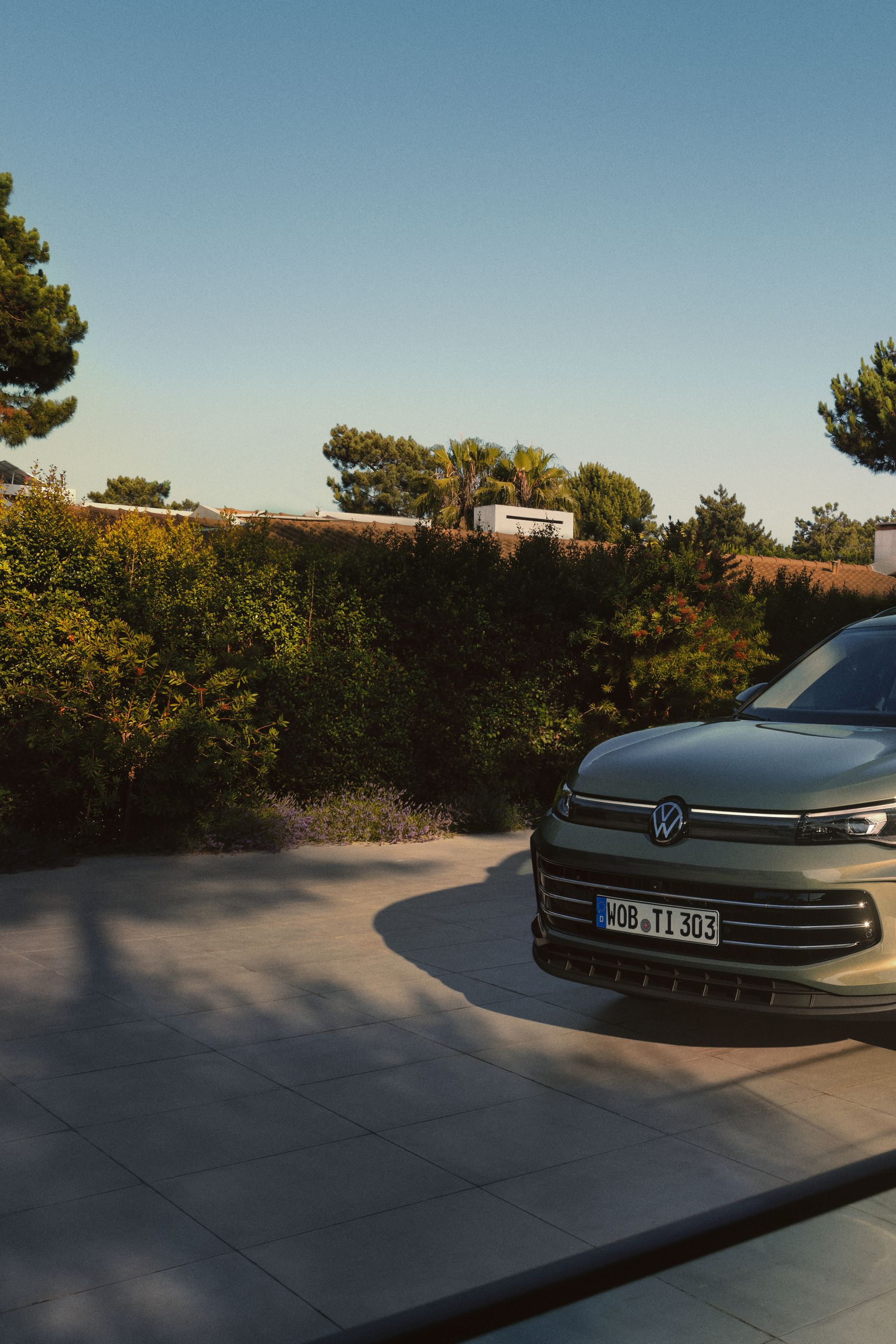 Volkswagen Tiguan mellett egy pár árnyékos teraszon
