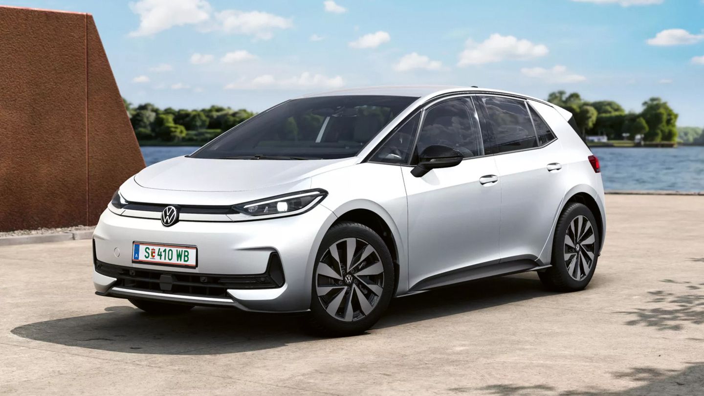 A VW ID.3 Neo Life egy tó előtt parkol.