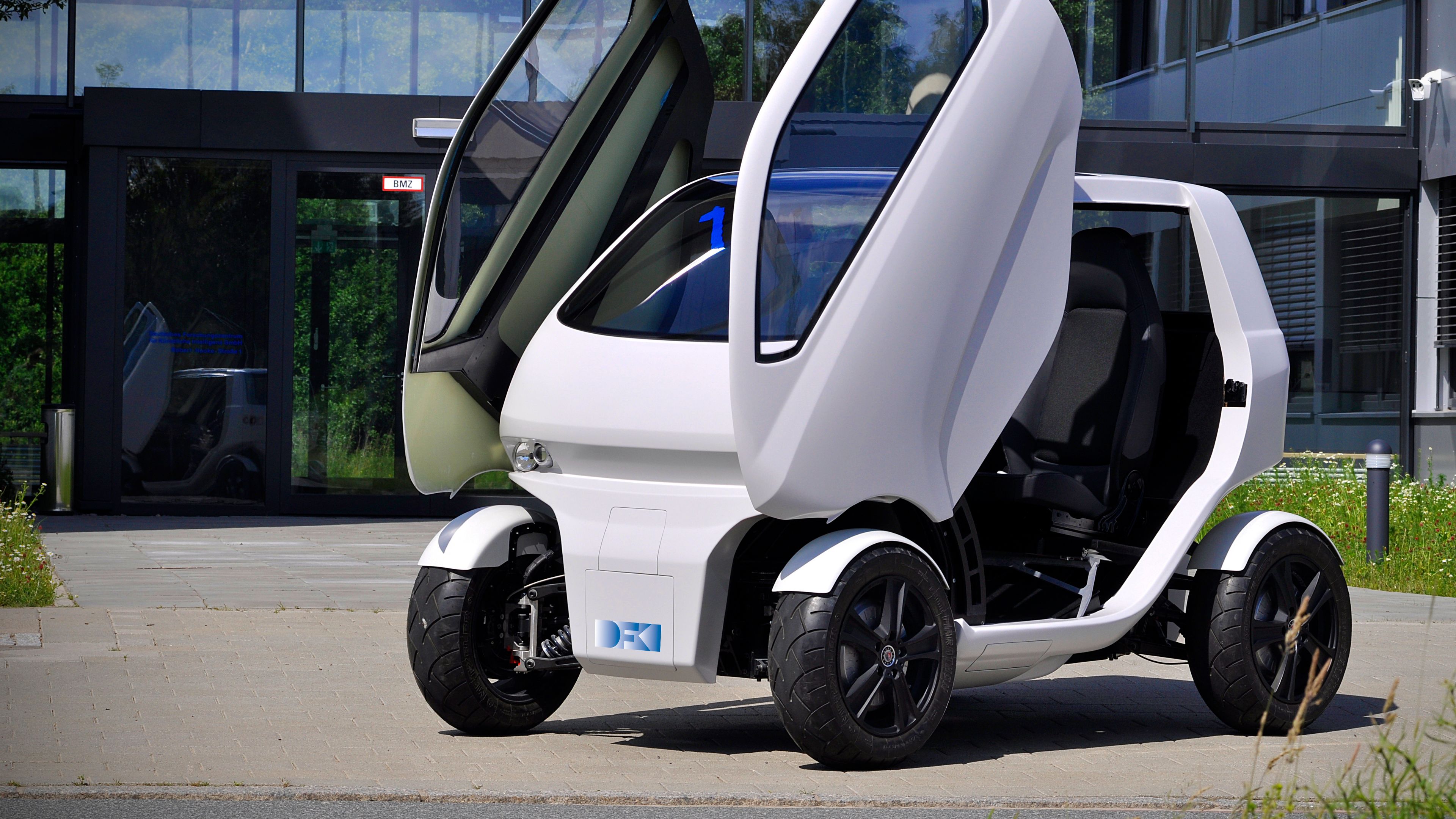 Das E-Auto „EO smart connecting car” besitzt Flügeltüren