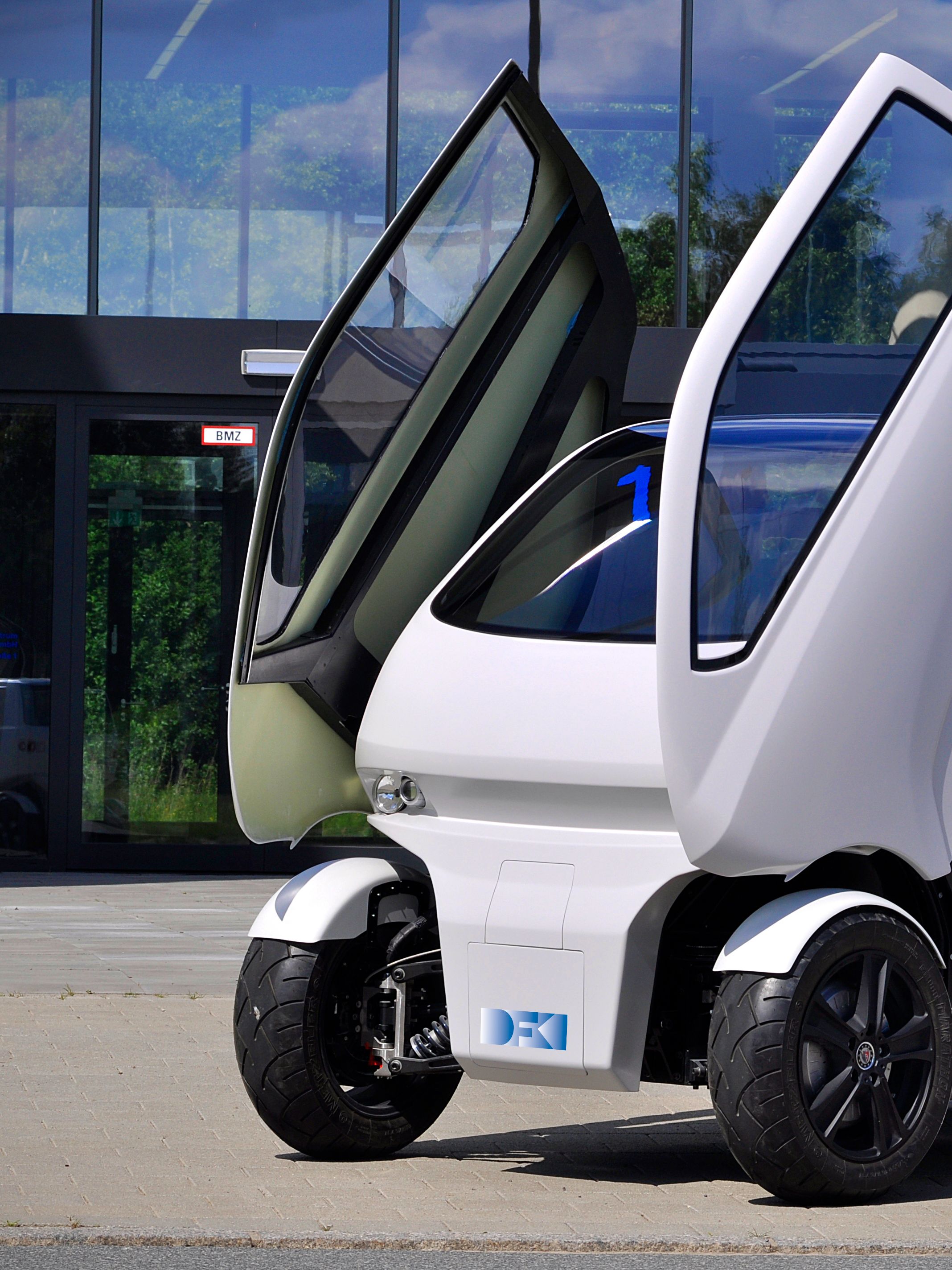 Das E-Auto „EO smart connecting car” besitzt Flügeltüren