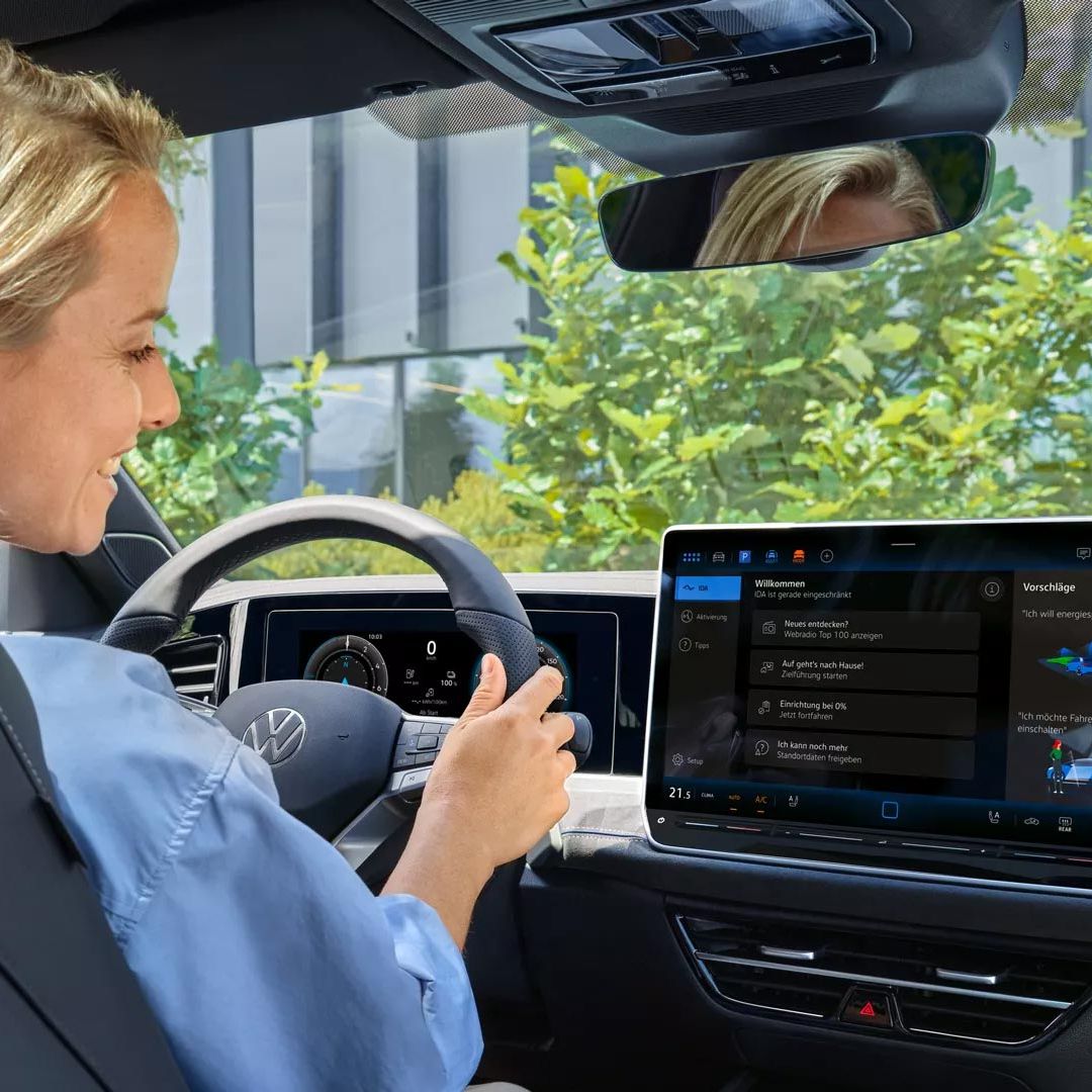 Die LED-Matrixscheinwerfer im Fokus eines weißen VW Passat.