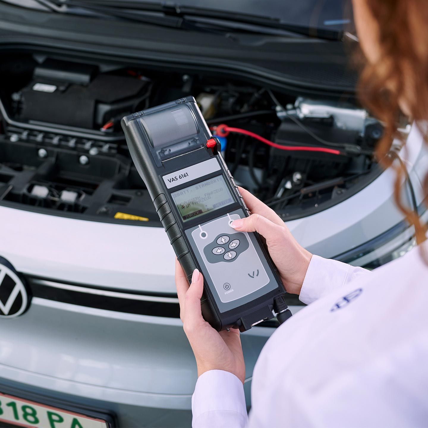 Eine VW Technikerin beim Elektroautoservice für einen Volkswagen ID