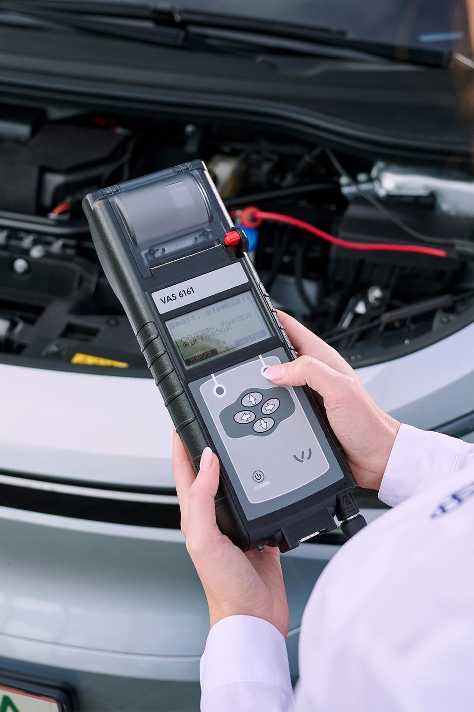 Eine VW Technikerin beim Elektroautoservice für einen Volkswagen ID