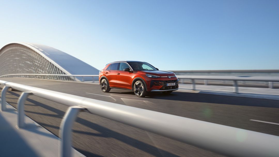 piros t-roc egy hídon halad át
