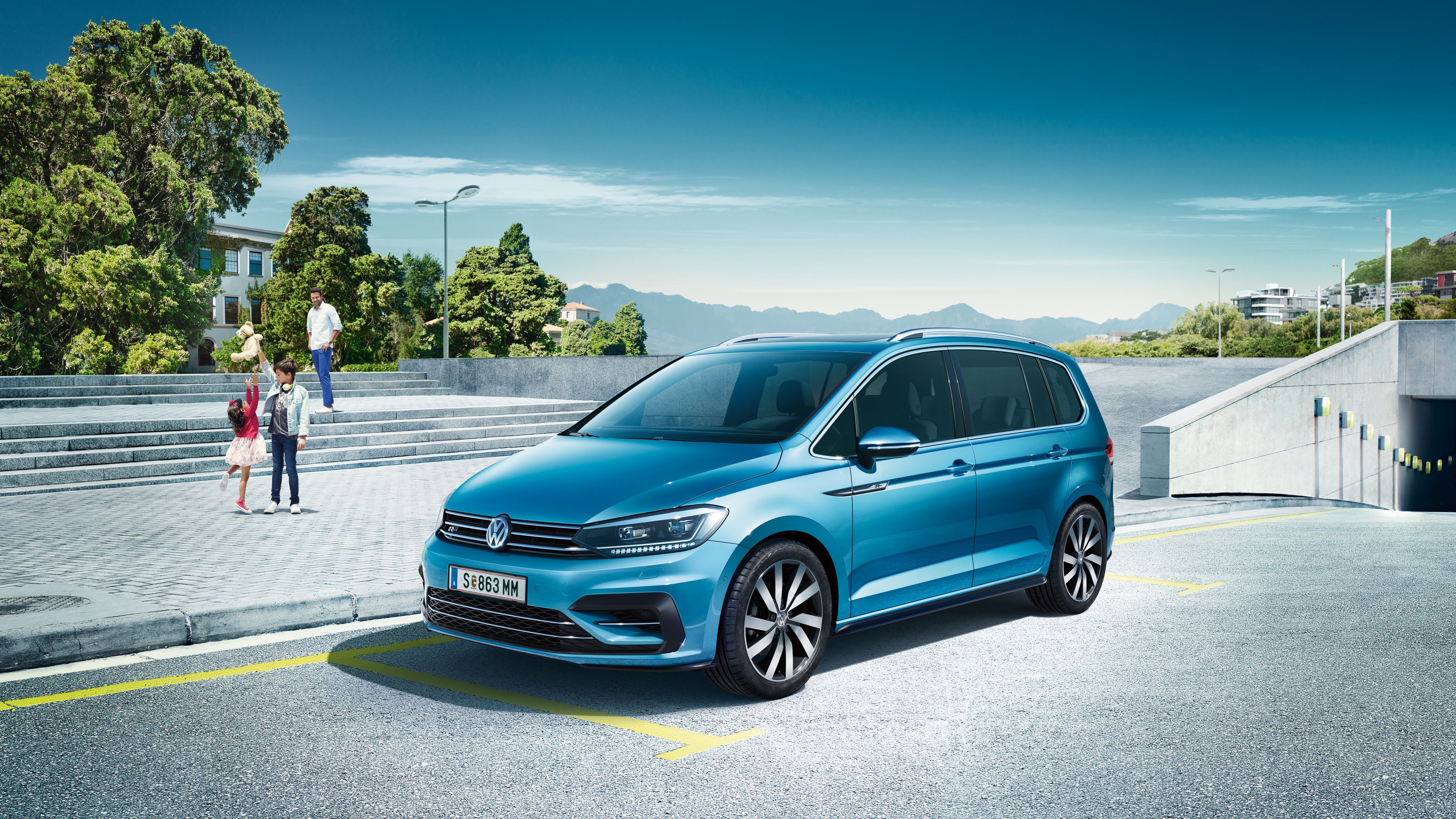 vw touran blau familienauto seitenansicht