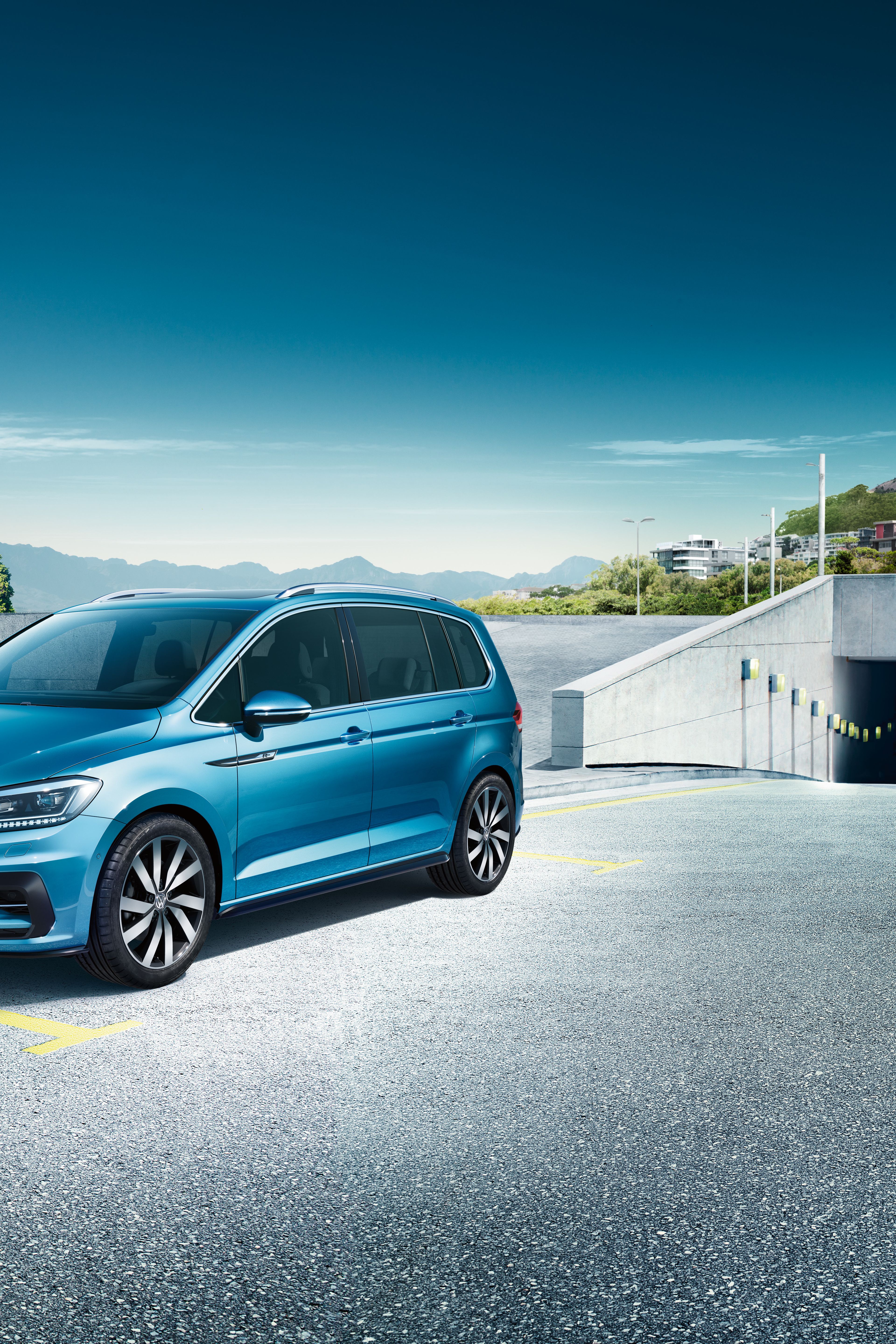 vw touran blau familienauto seitenansicht