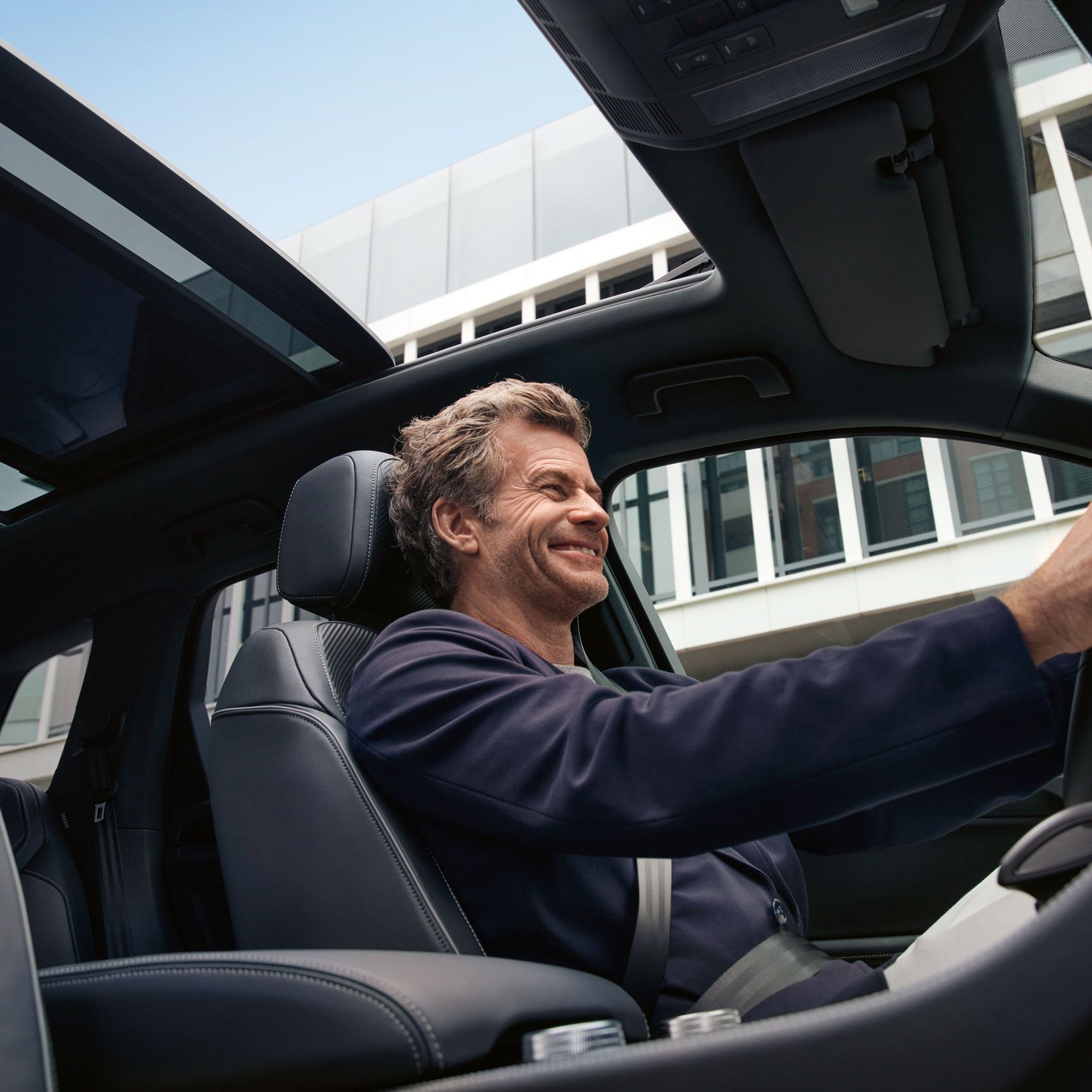 Blick von innen auf das optionale Panoramaglasdach des VW Touareg R-Line.