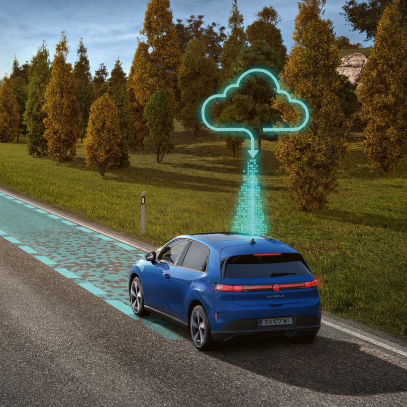 Az illusztráció sematikusan, egy kék VW ID. Polo példáján mutatja be a Travel Assist működését.