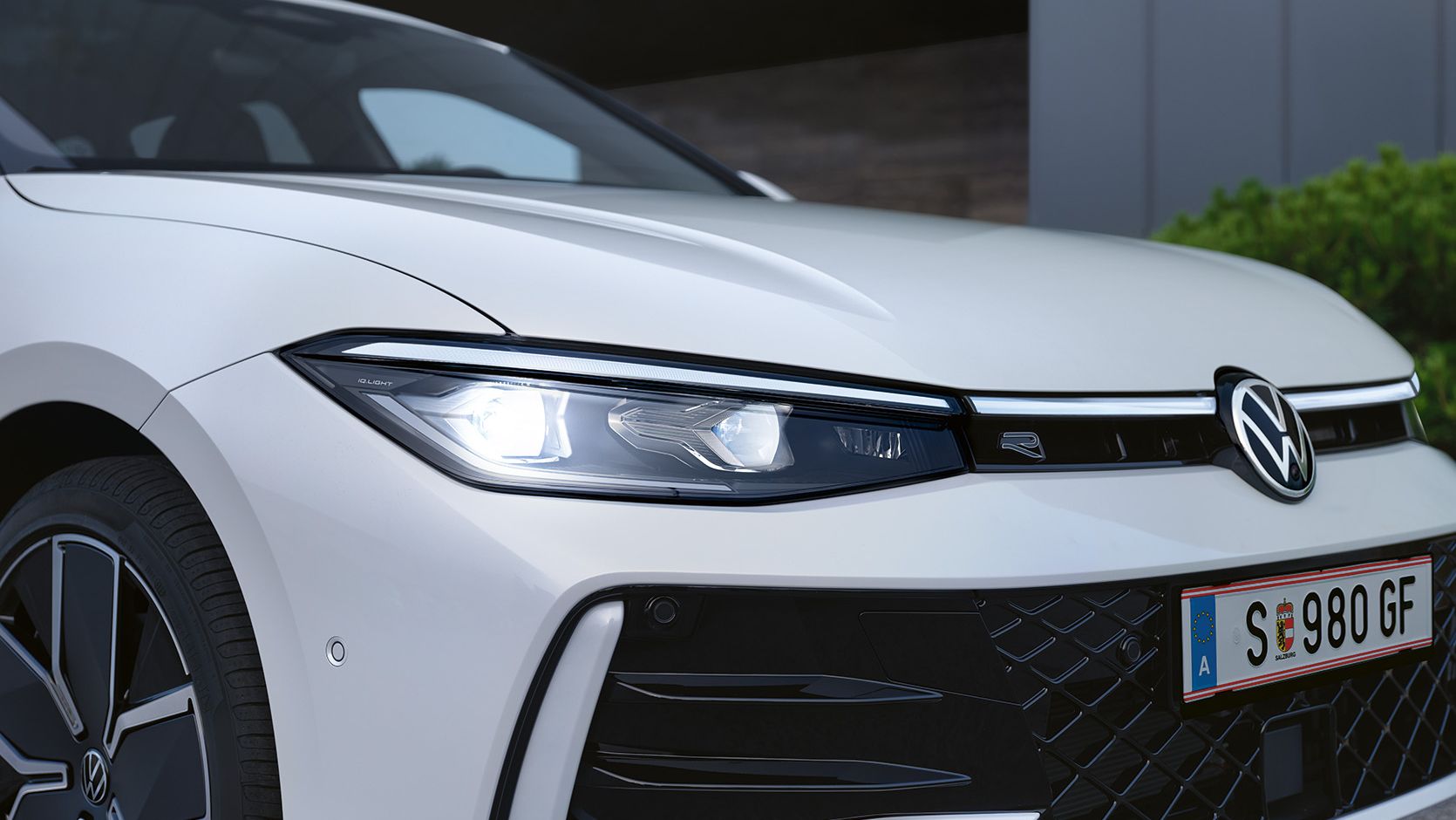 Die LED-Matrixscheinwerfer im Fokus eines weißen VW Passat.