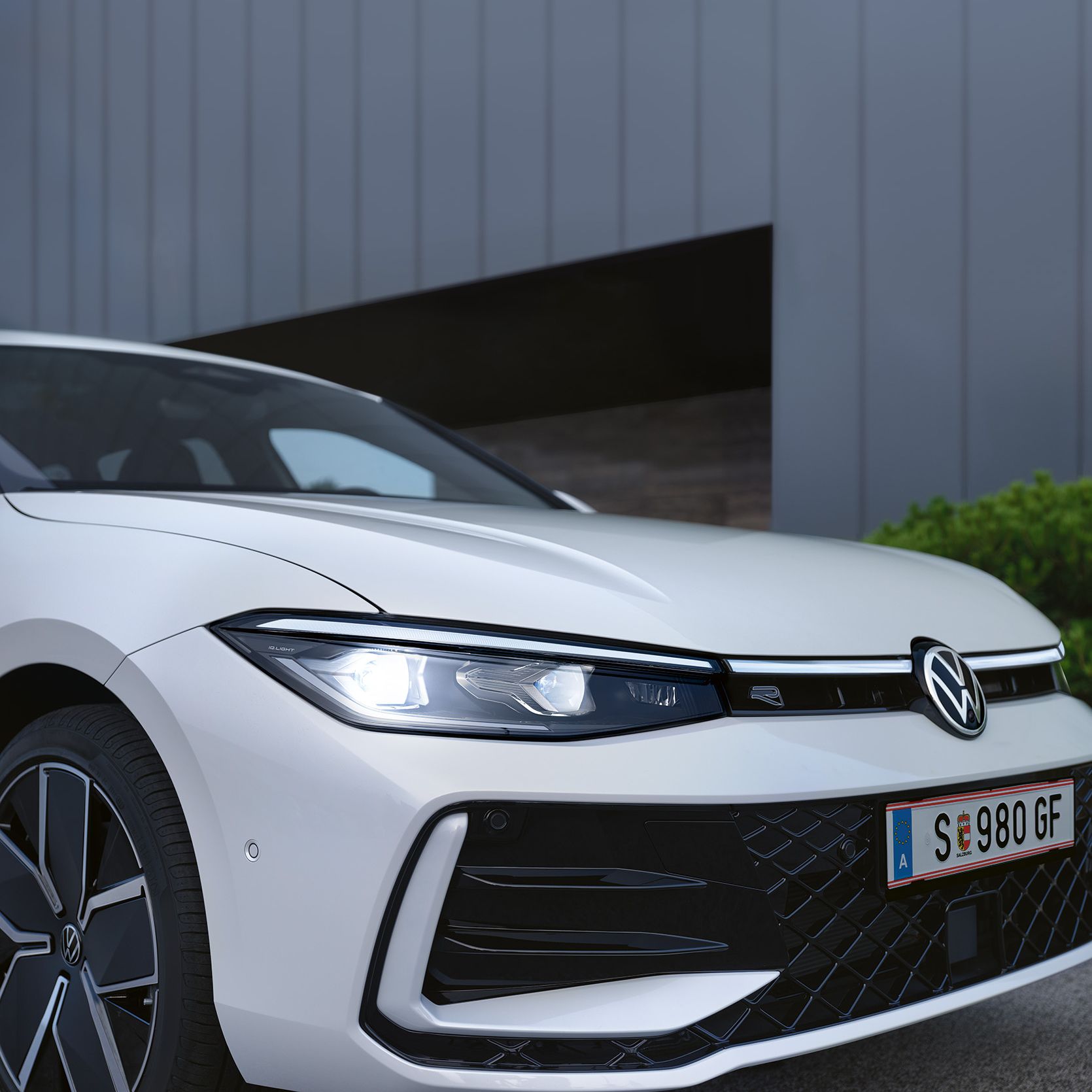 Die LED-Matrixscheinwerfer im Fokus eines weißen VW Passat.