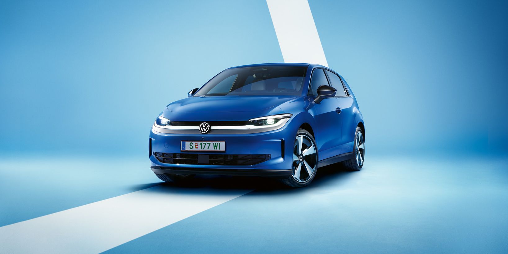 Egy kék VW ID. Polo enyhén elölről-oldalról, világoskék háttér előtt. 