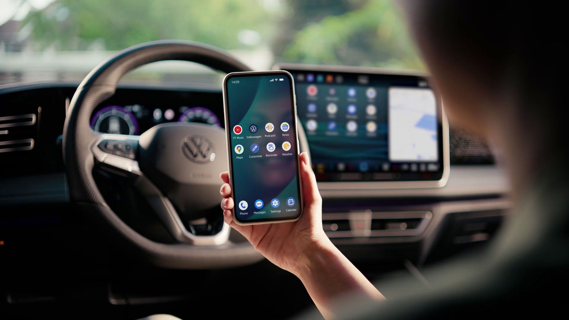 Egy nő ül egy Volkswagen vezetőterében, kezében mobiltelefon.