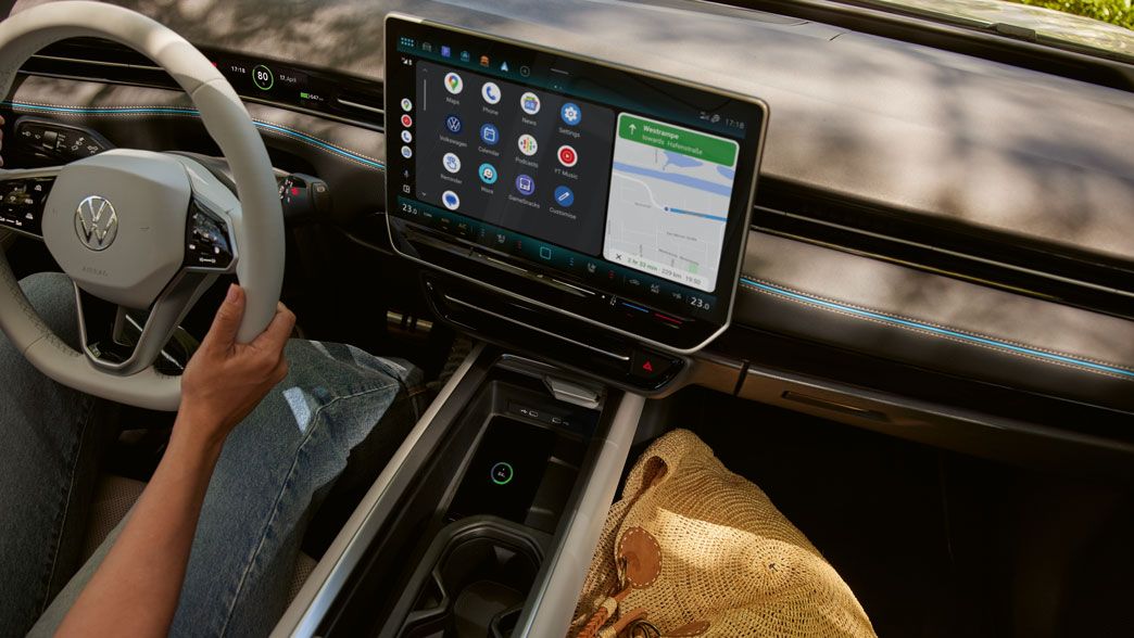 Blick auf die Mittelkonsole des VW ID.7 in dem verbundenes Smartphone liegt