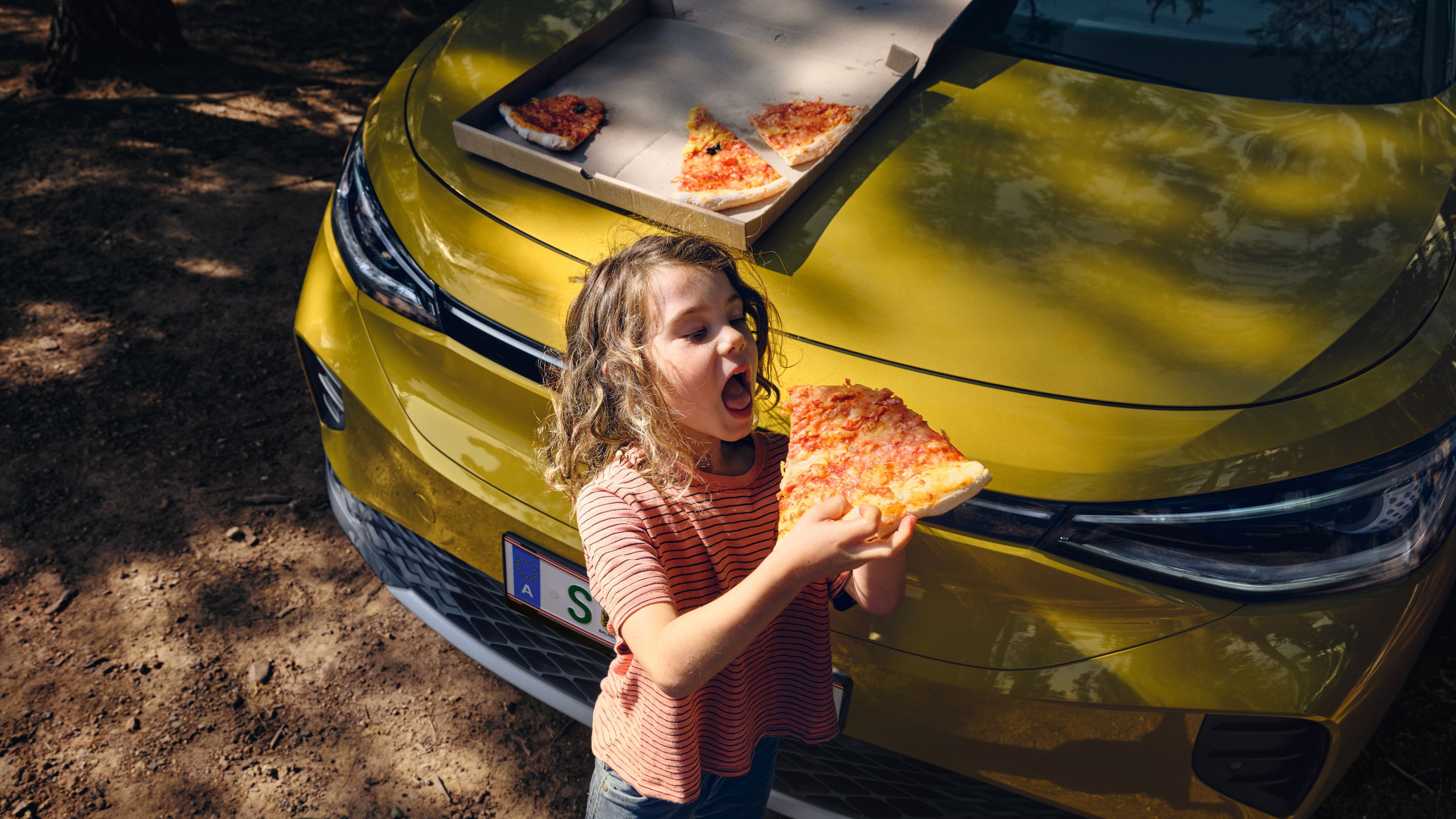 VW ID.4 kislány pizzát eszik