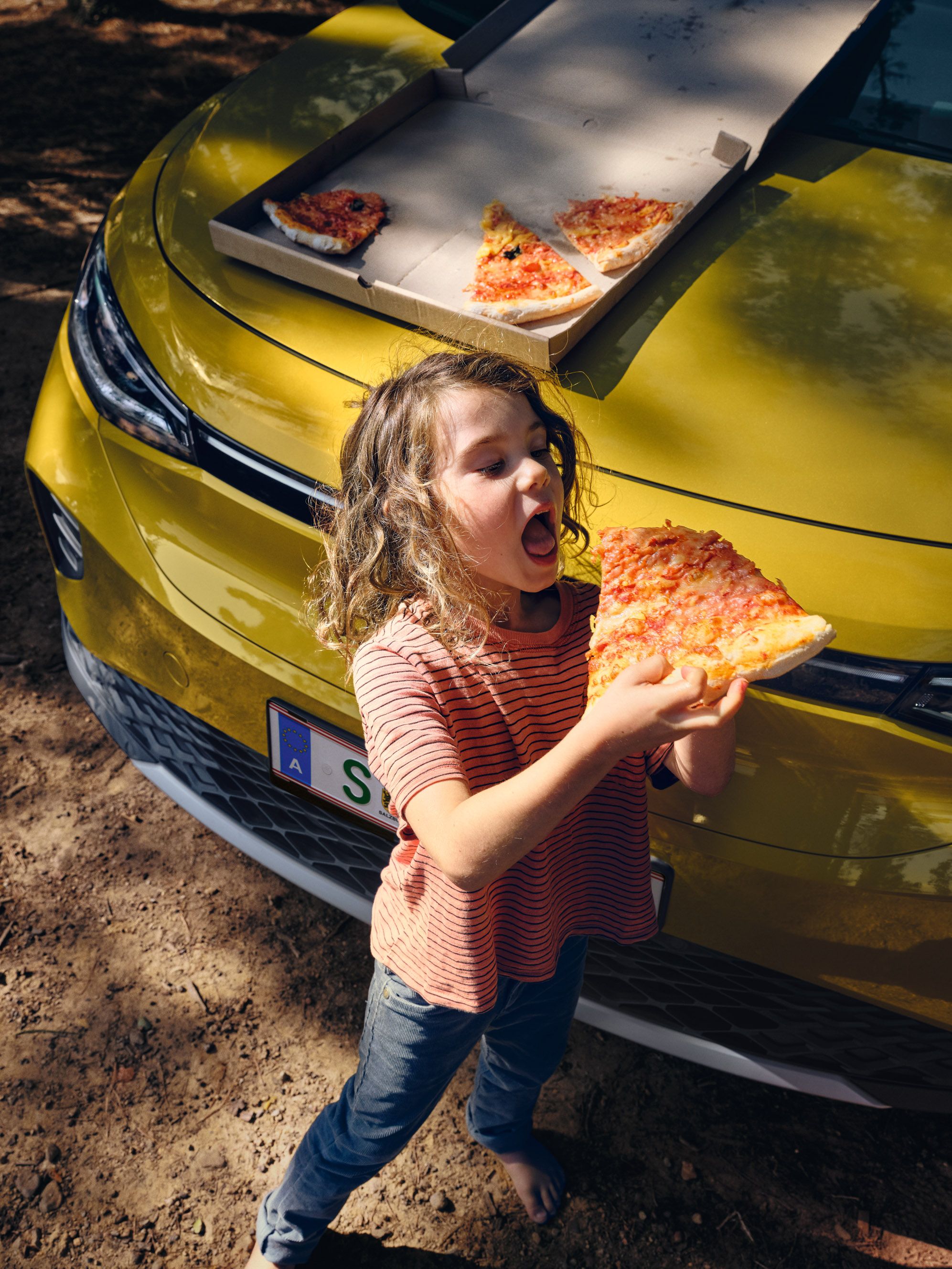 VW ID.4 kislány pizzát eszik