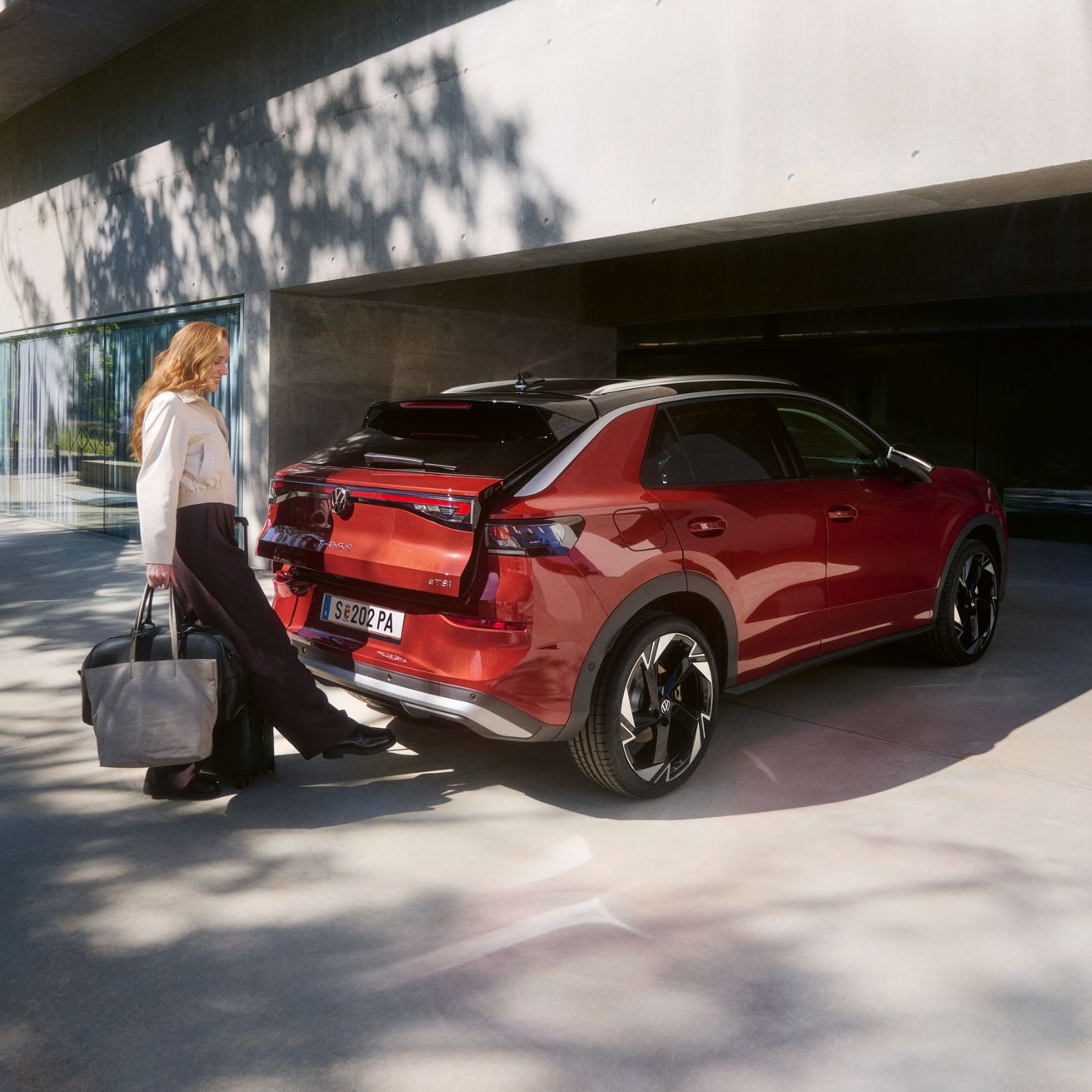 egy nő felnyitja a t-roc motorháztetőjét az érzékelőrendszert kihasználva