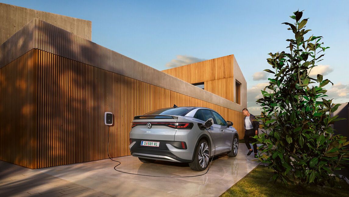 Naplemente, párok ülnek a VW T-Roc Cabriolet mellett