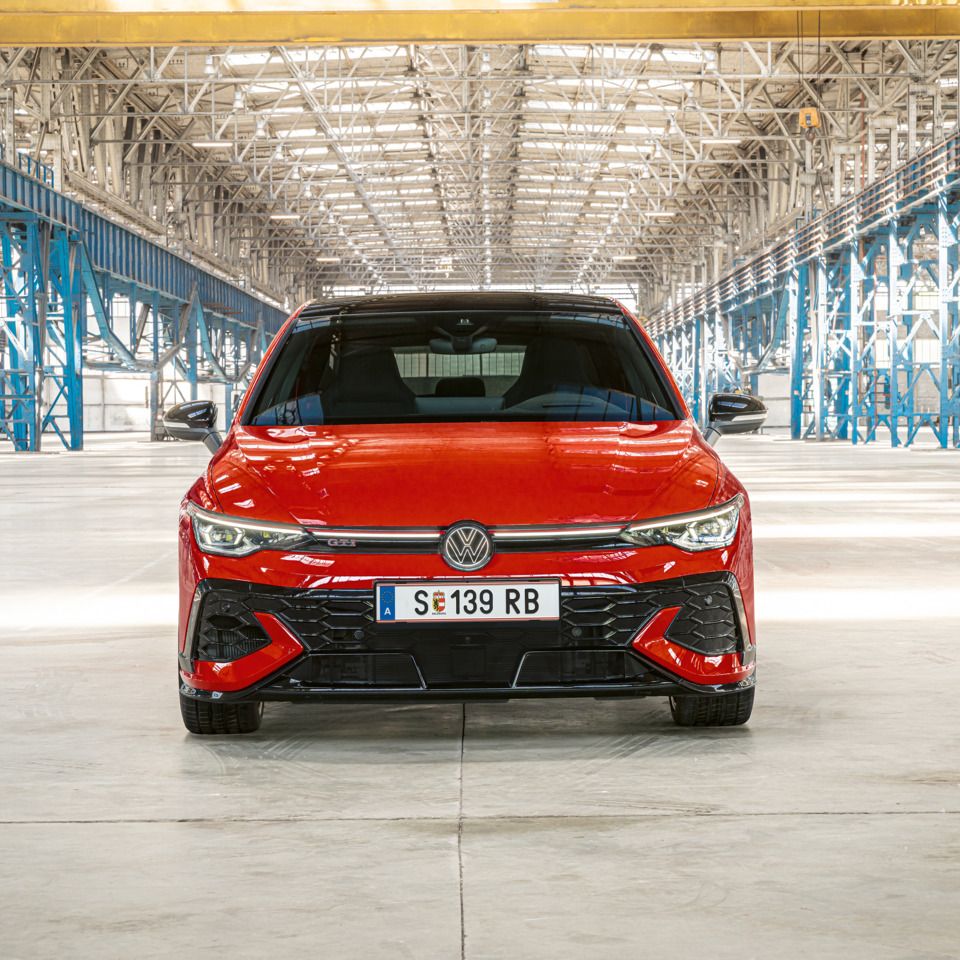 Piros Golf GTI egy nagy hallban