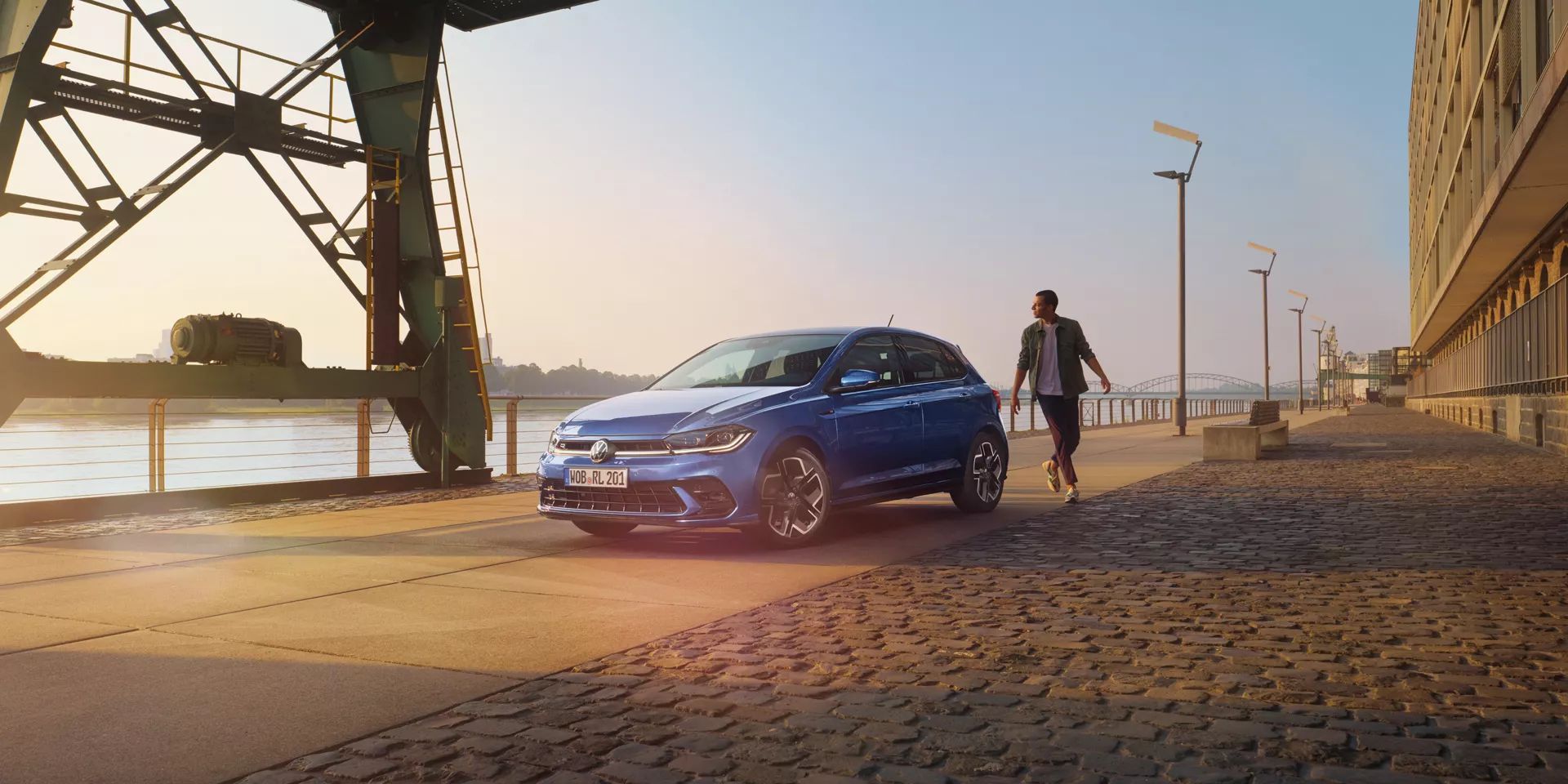 Polo napfényes folyóparton