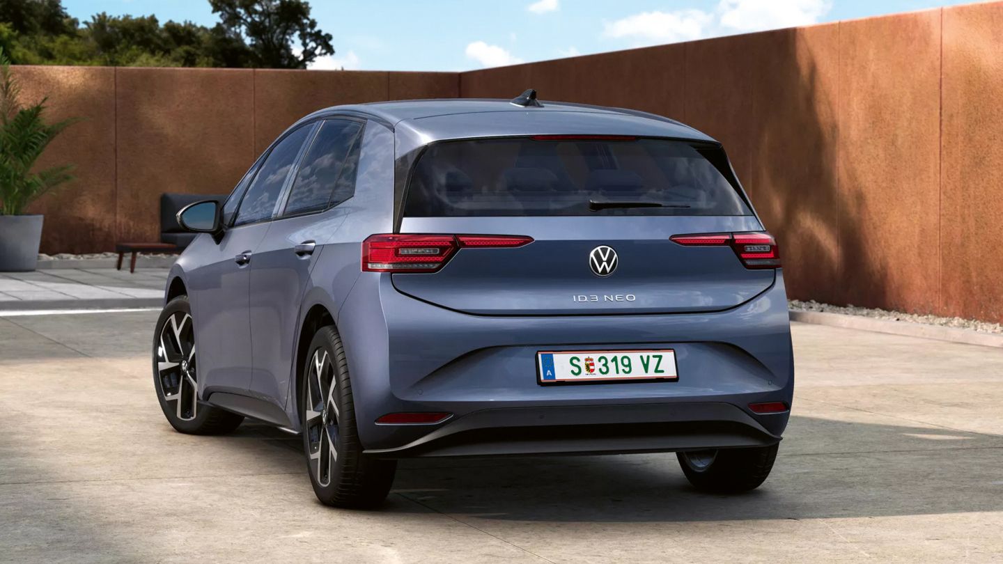 Egy parkoló VW ID.3 Neo Style hátulnézete.