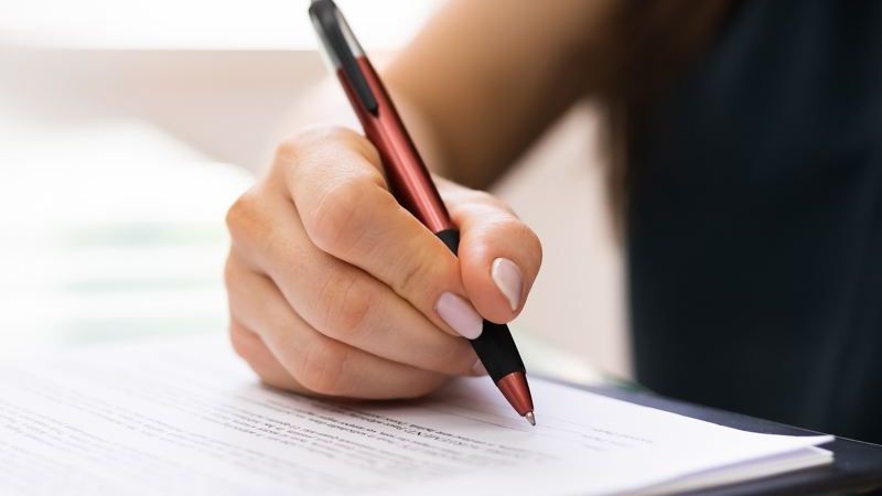 Női kéz aláír egy szerződést