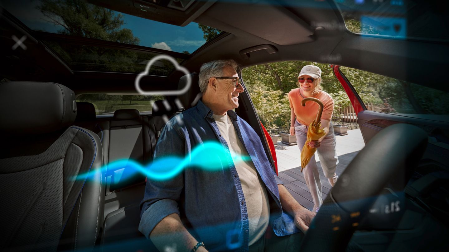 POV HMI: Frau reicht Mann einen Regenschirm, während er auf dem Fahrersitz eines Tiguan sitzt