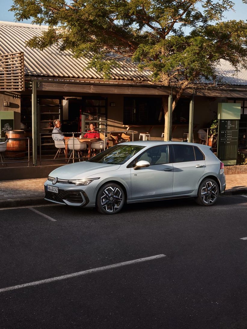 Gelber VW Golf fährt auf einer Straße in der Stadt