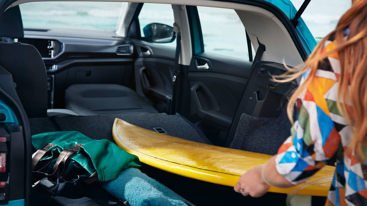 VW T-Cross szörfdeszka a csomagtartóba