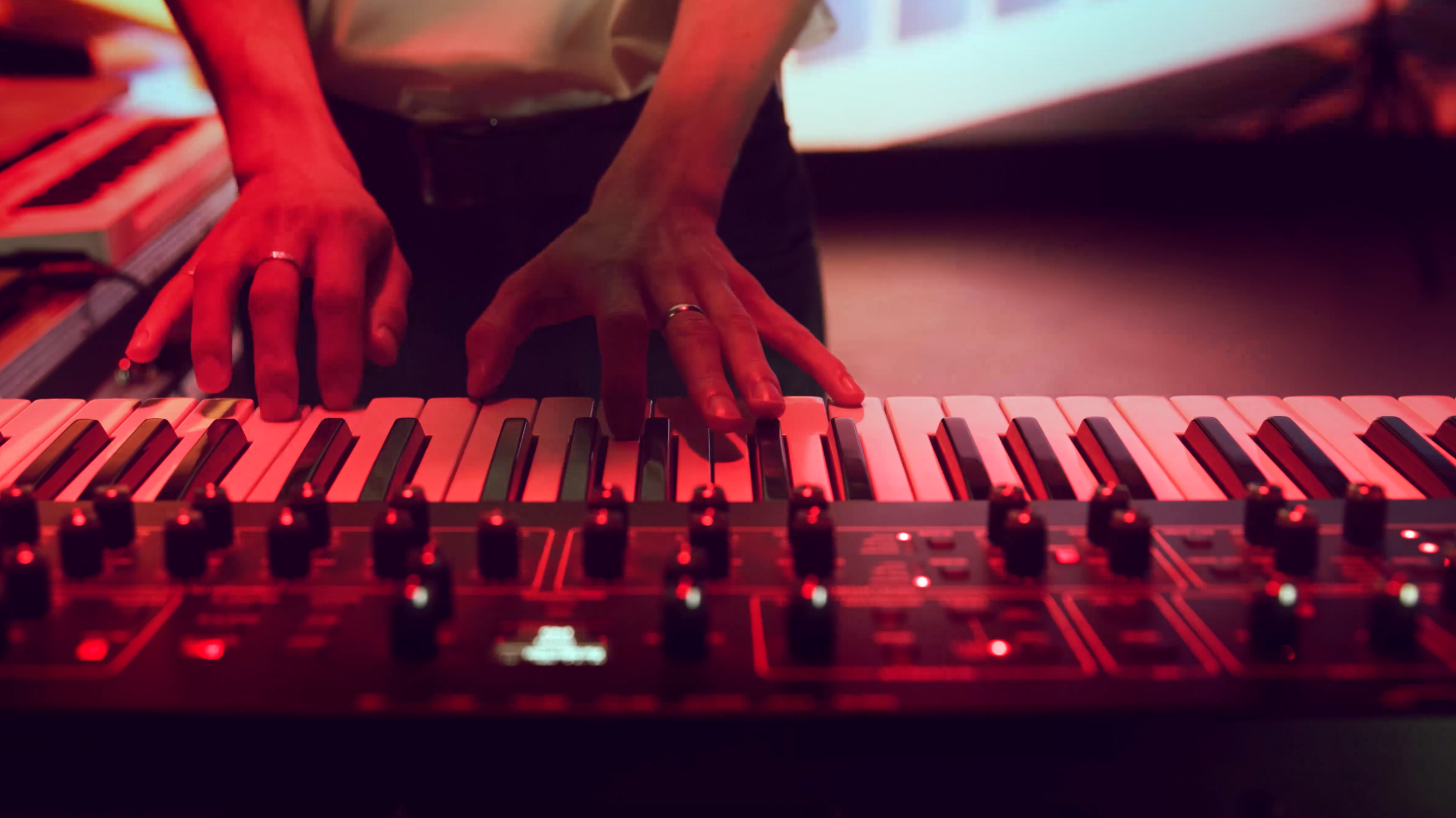 Großaufnahme von Bearcubs Händen beim Klavier spielen.