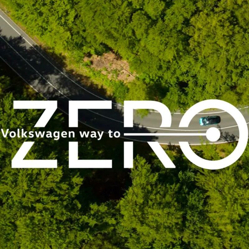VW autó egy erdők közötti úton