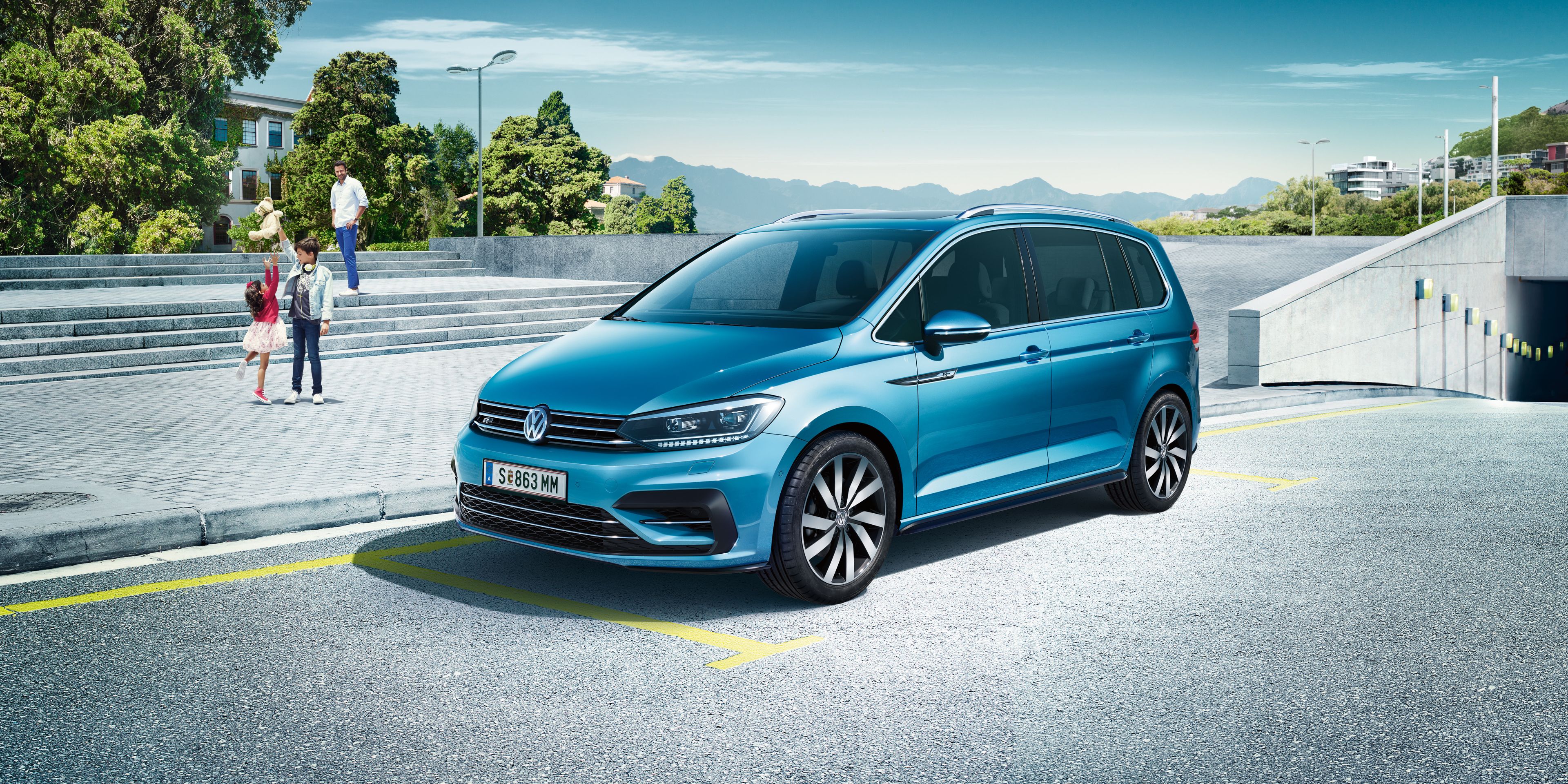 vw touran blau familienauto seitenansicht