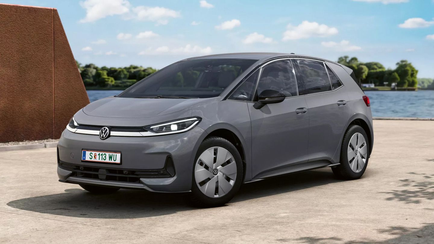 A VW ID.3 Neo Trend egy tó előtt parkol.