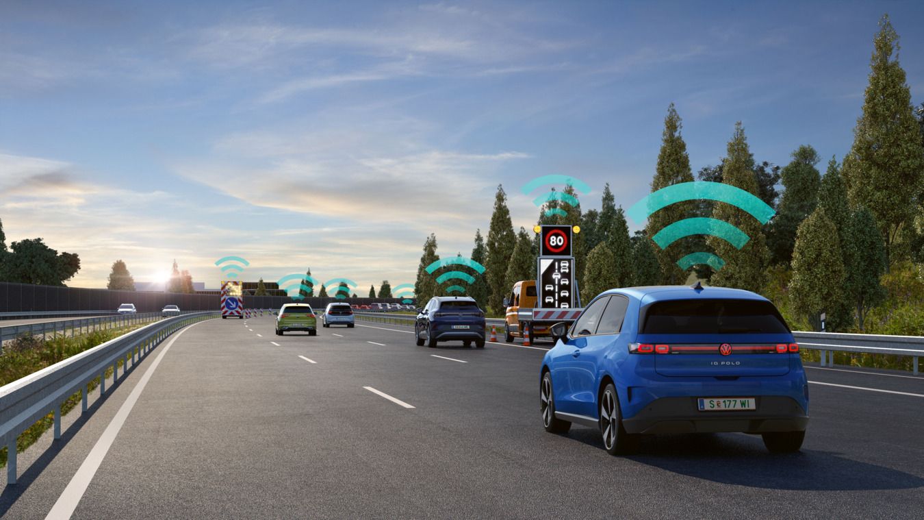 Az illusztráció szimbolikusan mutatja be, ahogy több jármű halad egy autópályán, és a Car2X veszélyre figyelmeztető rendszeren keresztül kommunikálnak.