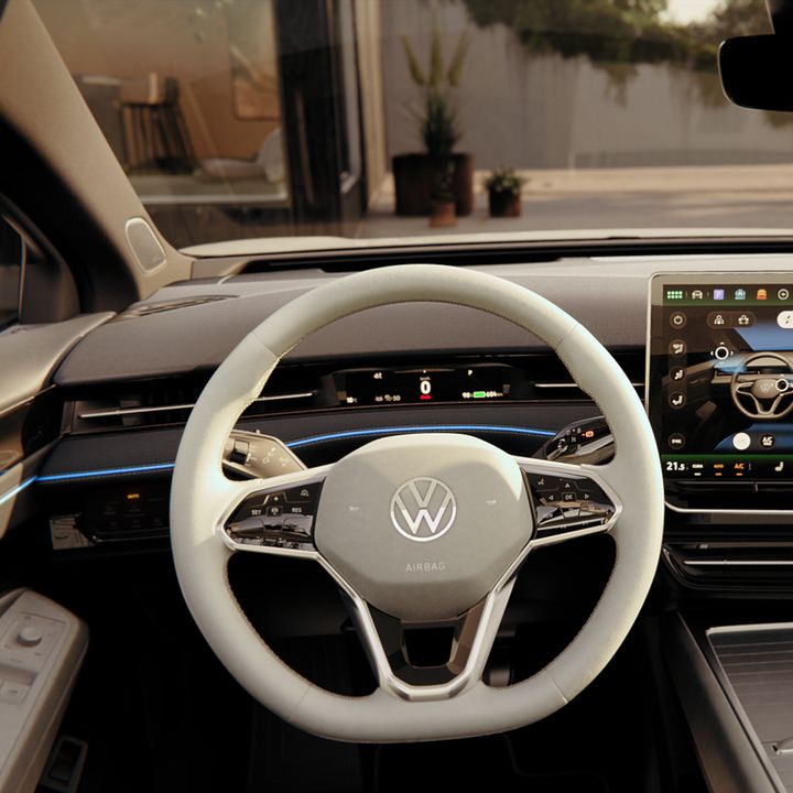 VW ID.7 Digital Cockpit und weißes Lenkrad