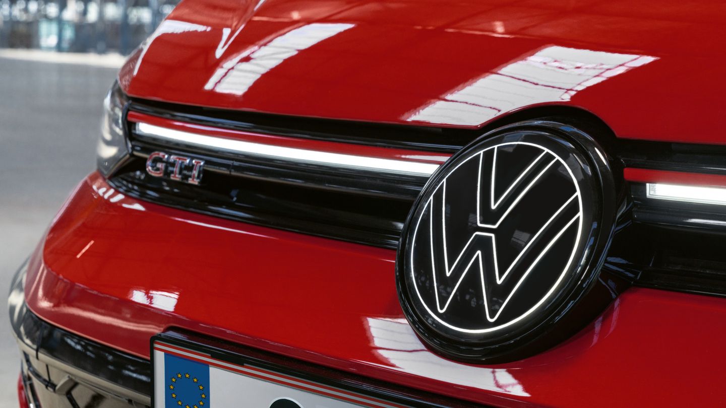 Piros Golf GTI első világítással az embléma körül