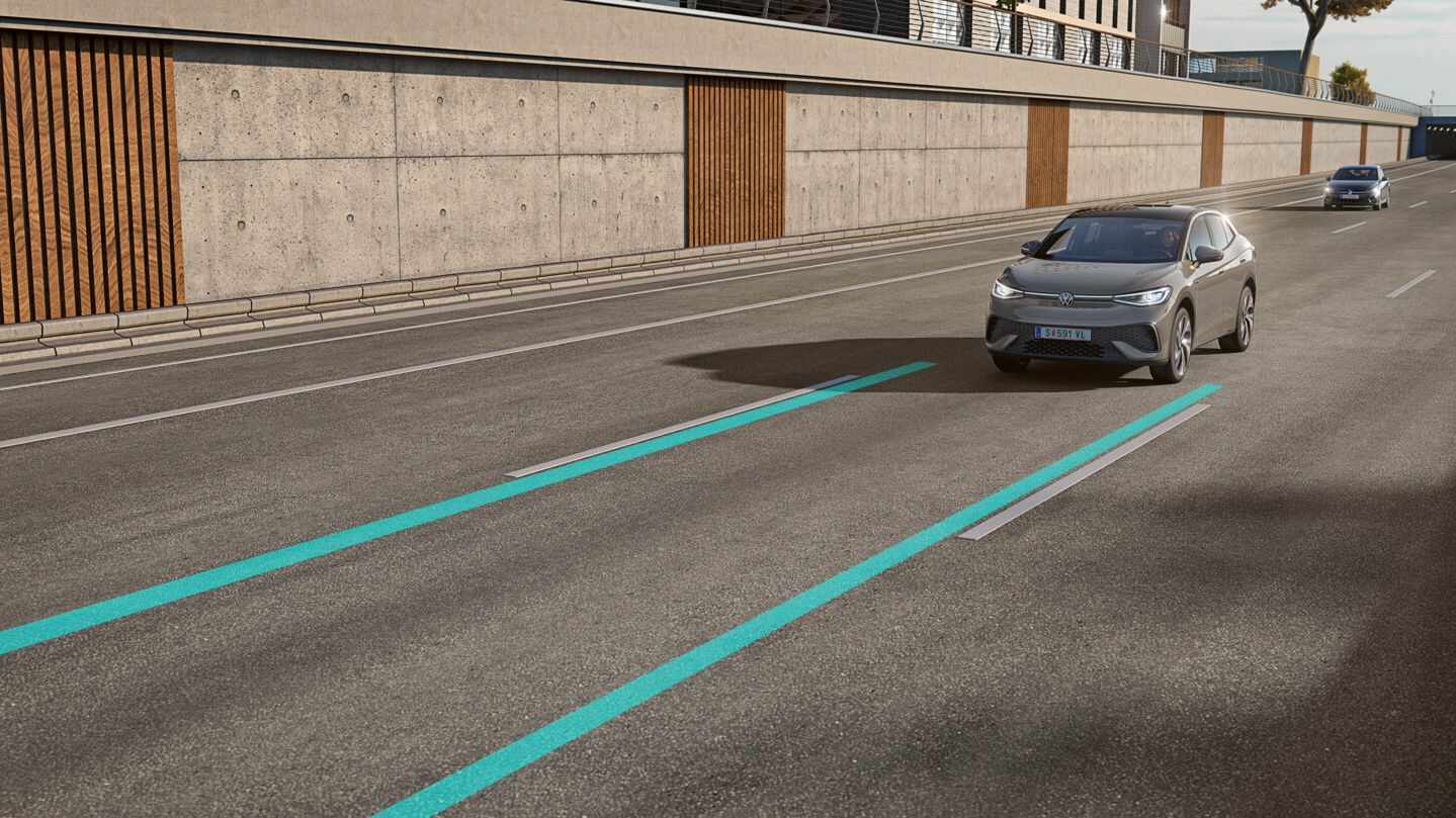 Az illusztráció sematikusan, egy VW ID.5 példáján mutatja be a Lane Assist működését. 