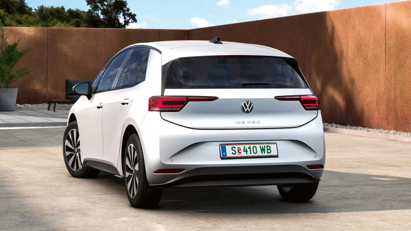 Egy parkoló VW ID.3 Neo Life hátulnézete.