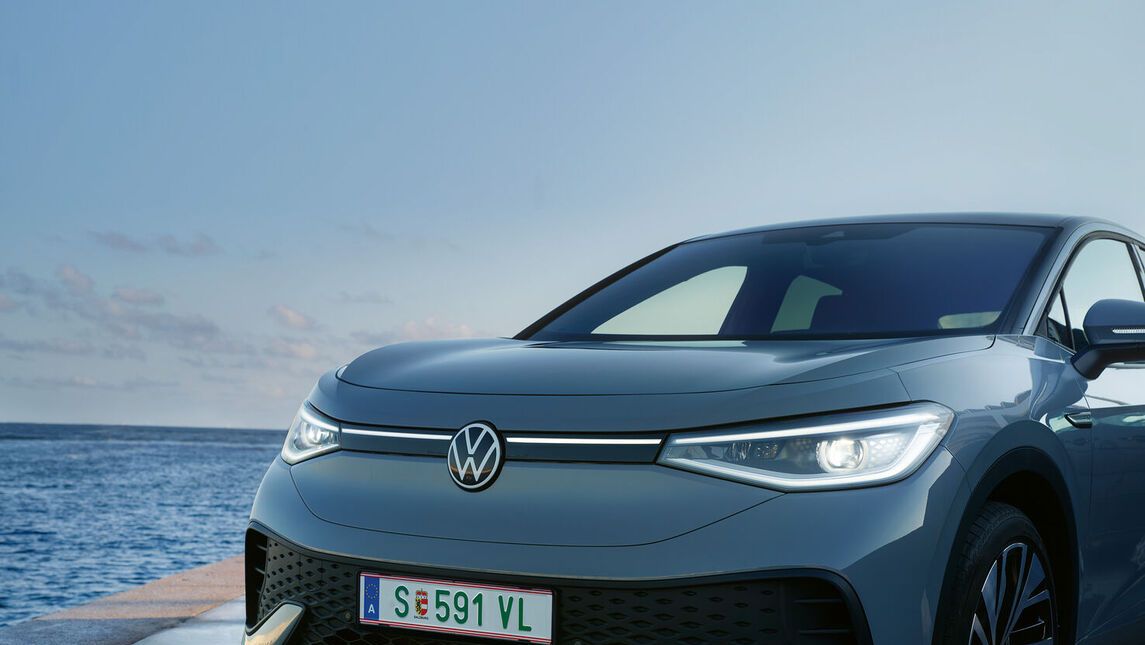 Naplemente, párok ülnek a VW T-Roc Cabriolet mellett