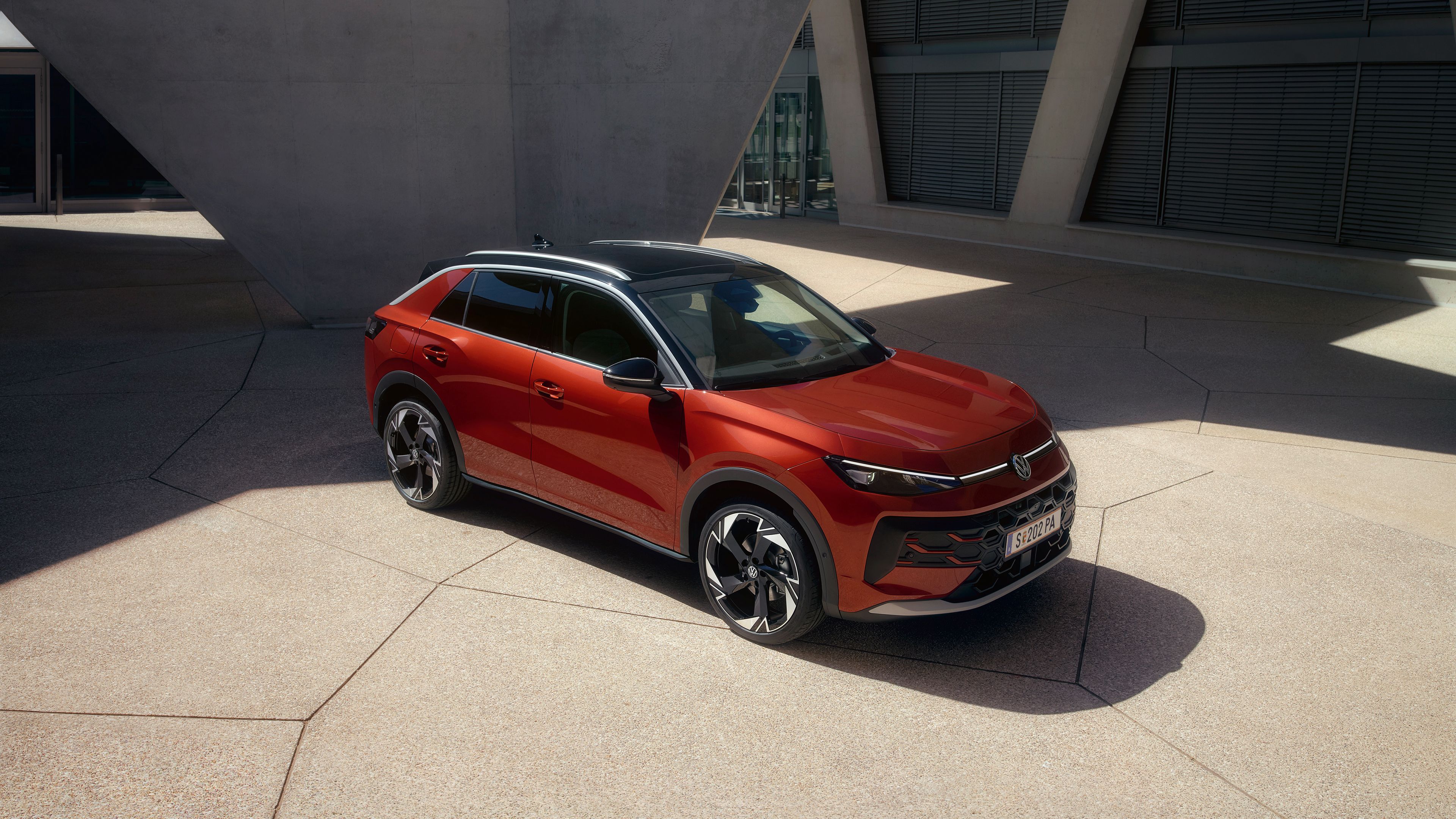 Piros T-Roc minimalista környezetben