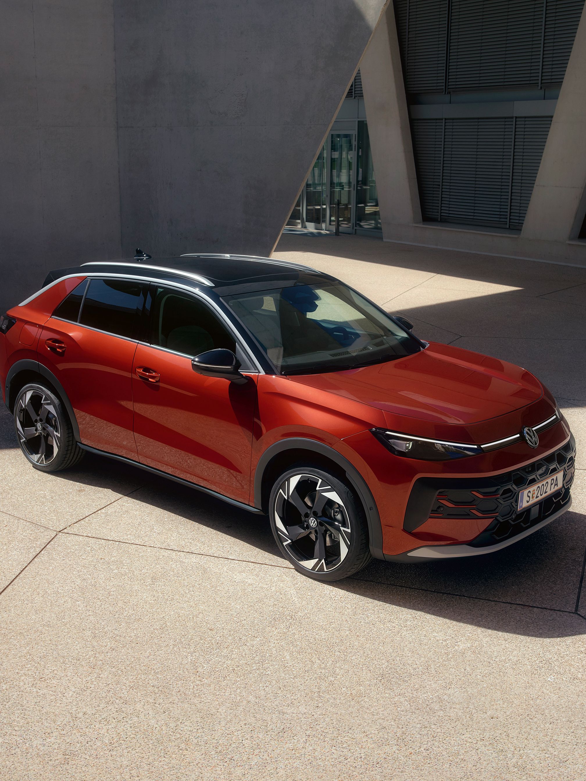 Piros T-Roc minimalista környezetben