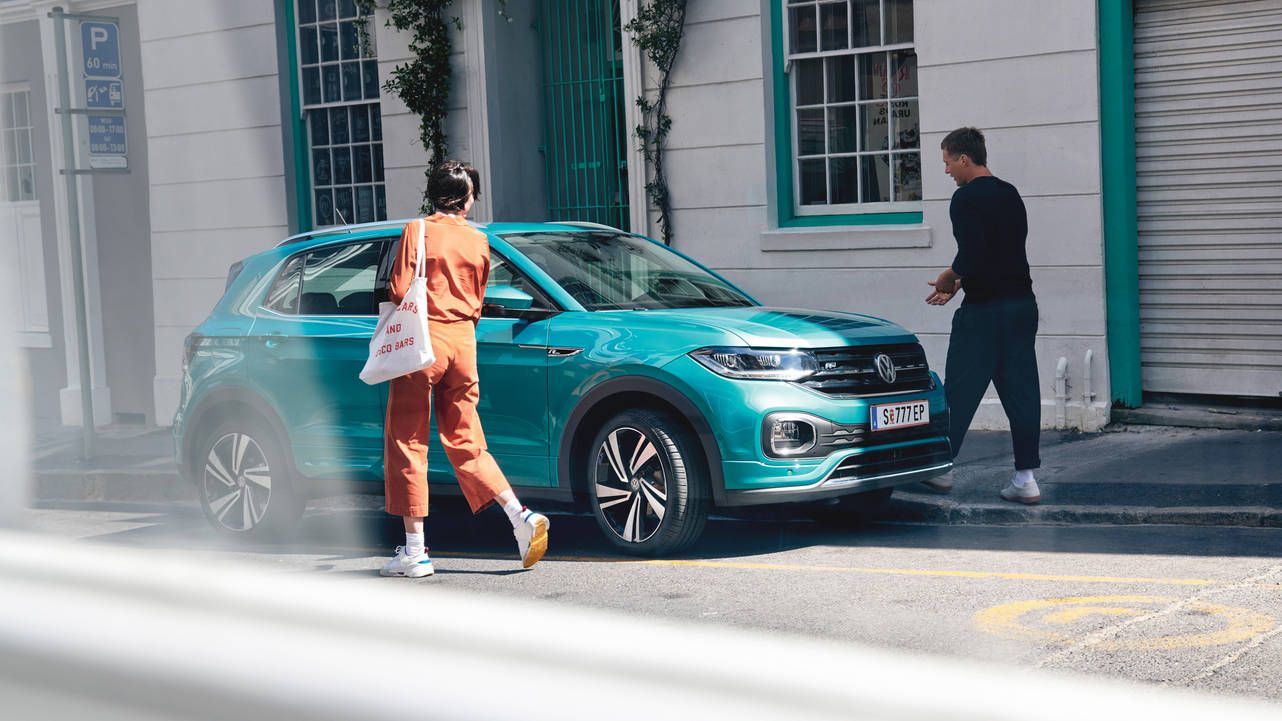 VW T-Cross kék oldalnézet parkoló