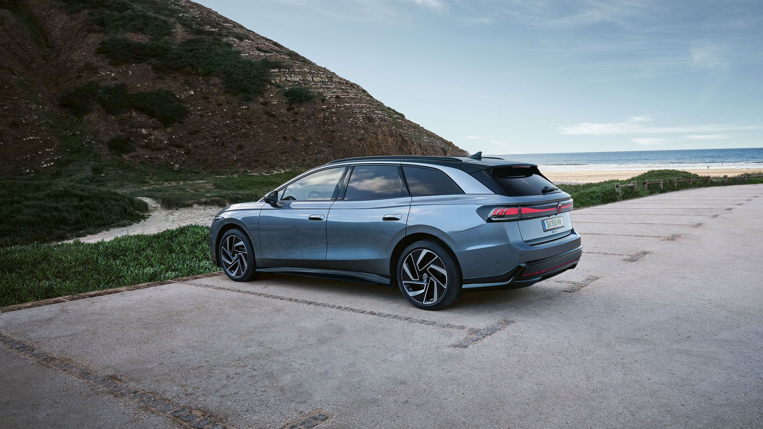 Seiten- und Heckansicht eines grau-blauen VW ID.7 Tourer