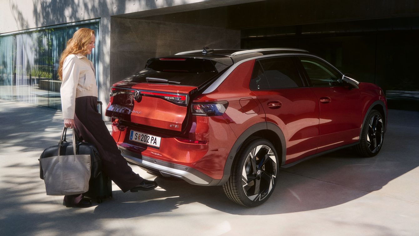 egy nő felnyitja a t-roc motorháztetőjét az érzékelőrendszert kihasználva