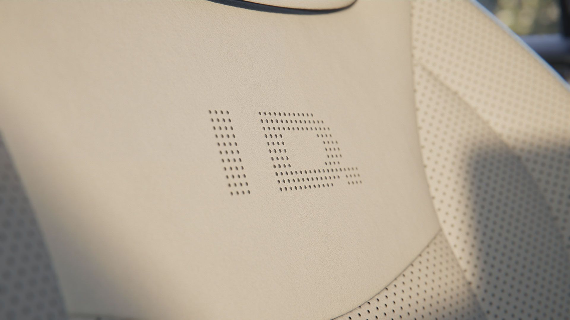 Detailansicht des ID. Logos - VW ID.7 Sitze mit Massagefunktion