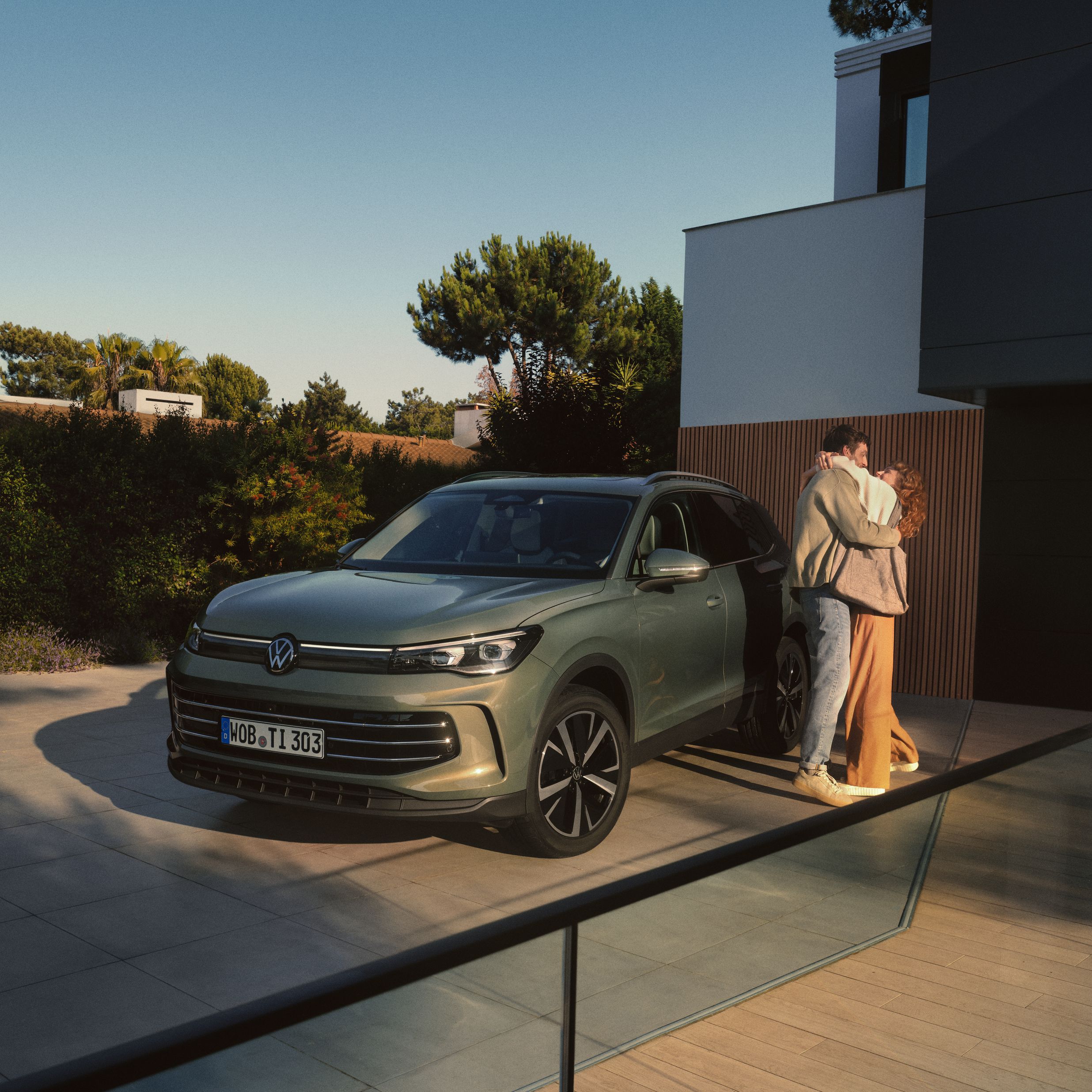 Volkswagen Tiguan mellett egy pár árnyékos teraszon