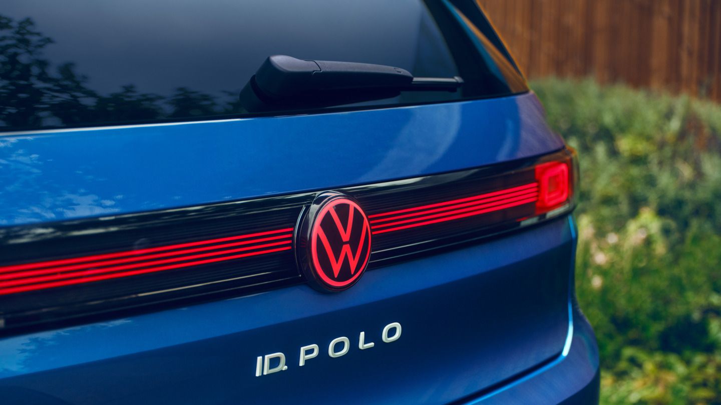 LED-Rückleuchten mit beleuchtetem Volkswagen Logo eines blauen VW ID. Polo Style.