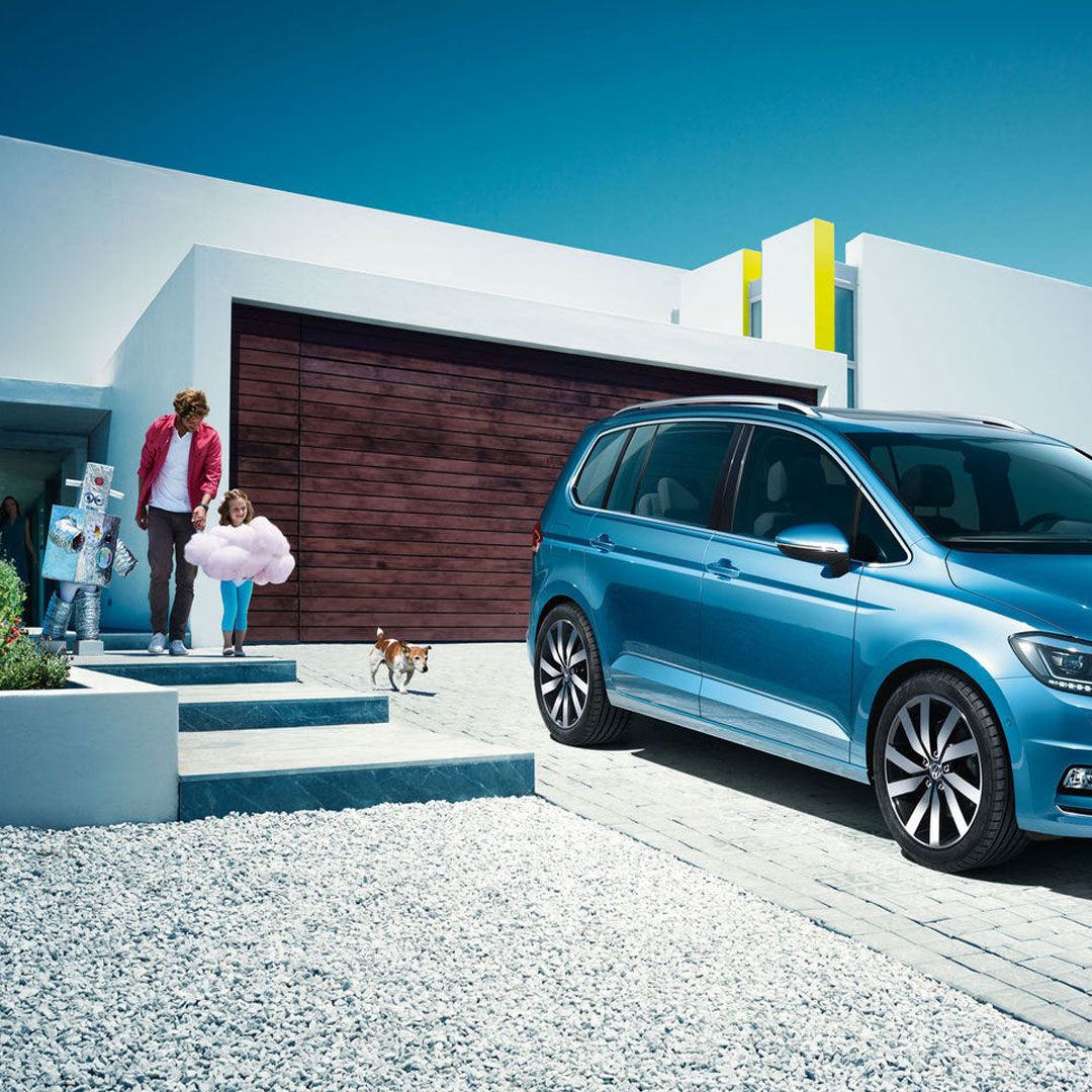 VW Touran egy kapubejárón