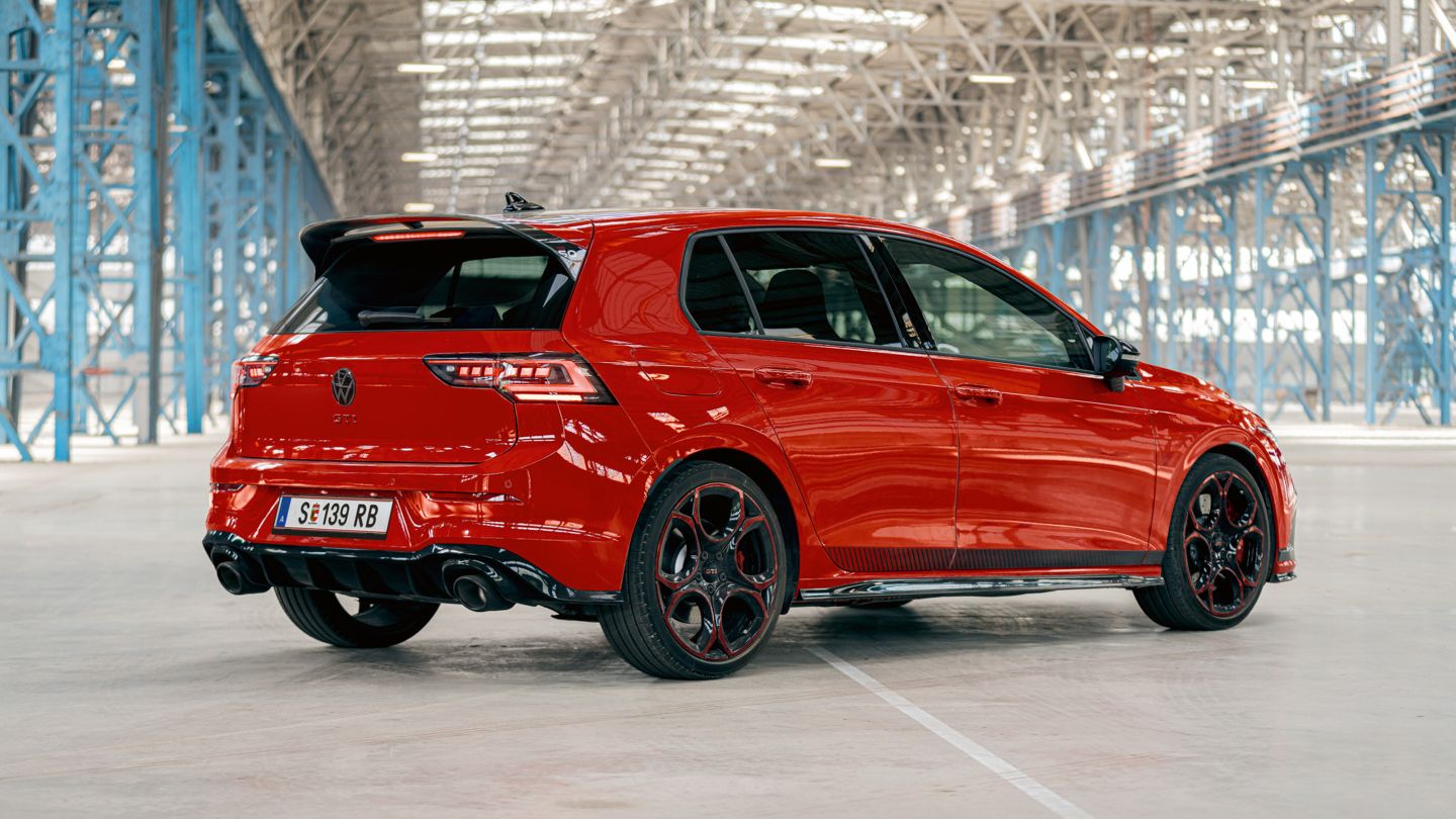 Piros VW Golf GTI áll egy nagy gyárépületben